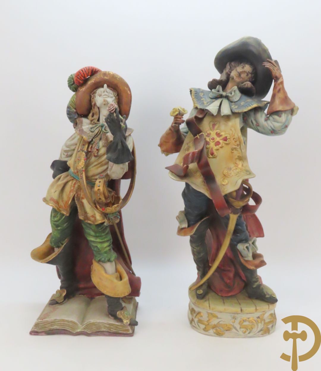 Twee Italiaanse beelden in meerkleurige faience, Cirano de Bergerac