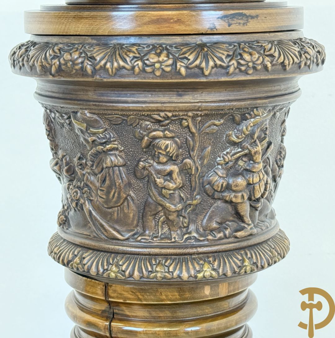 Gecanneleerde zuil met onderdelen in terra cotta bezet met basrelief van personages