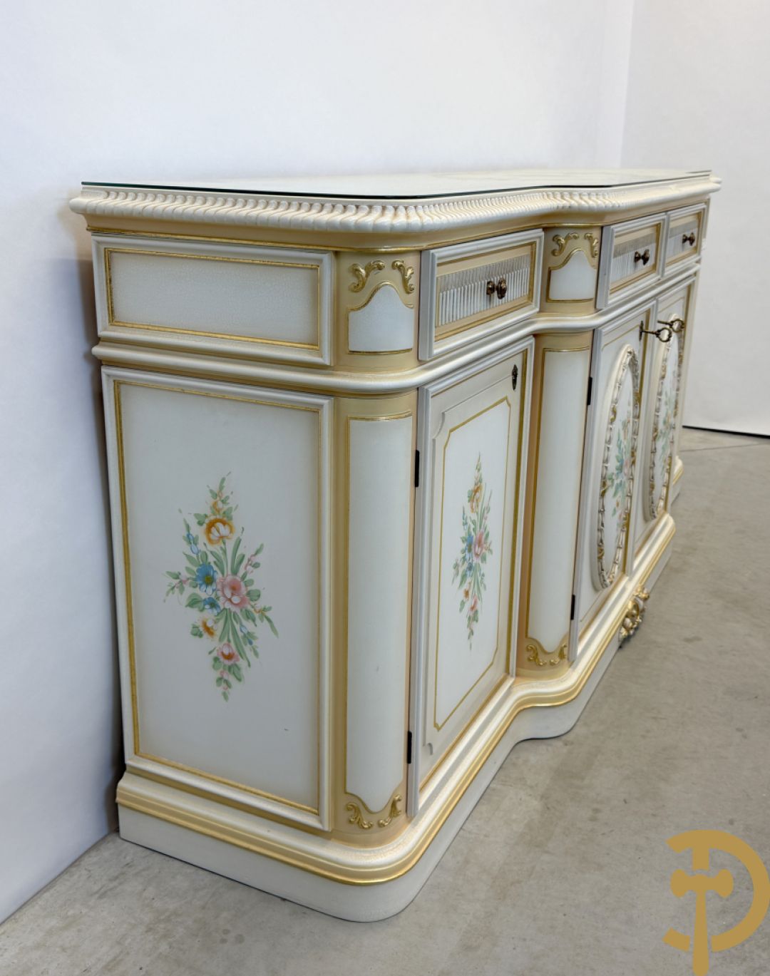 Italiaanse eetkamer met beschilderd bloemenmotief bestaande uit vierdeursdressoir met beschilderde bloemenmotieven, accanthusranken en glazen blad, tafel op gesculpteerde poten en 6 stoelen