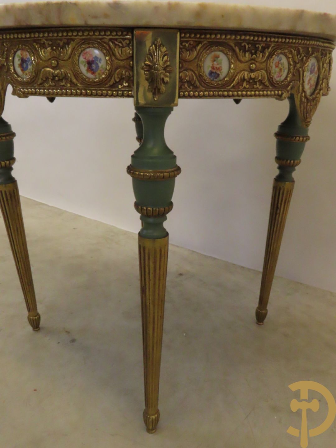 Koperen ronde bijzettafel bezet met porseleinen plakkettes