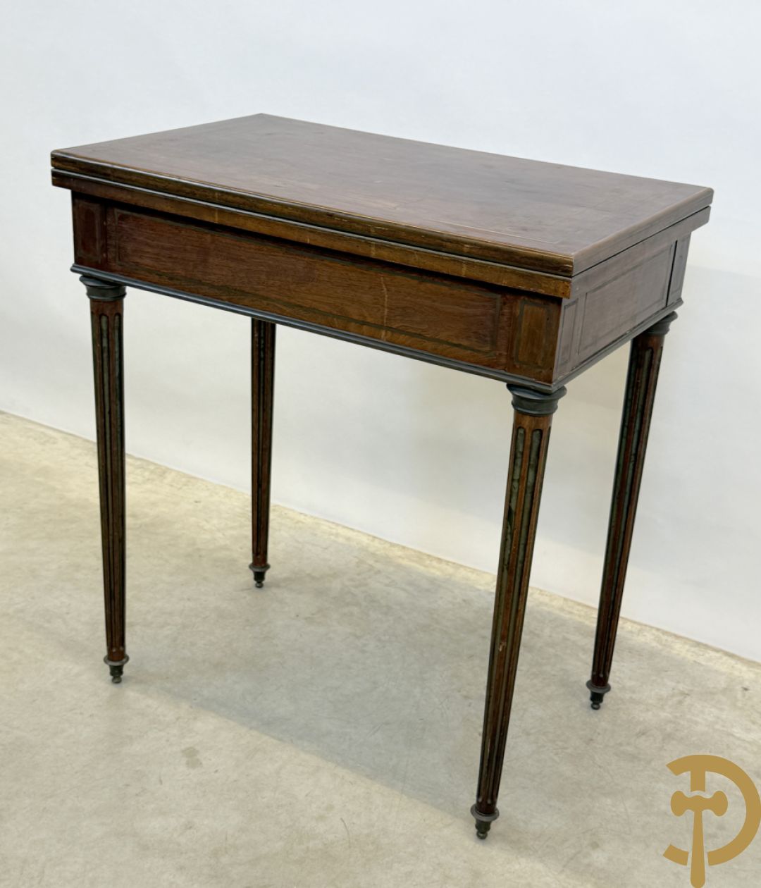 Openklapbare speeltafel en ingewerkt schrijfbureau met koperinlegwerk