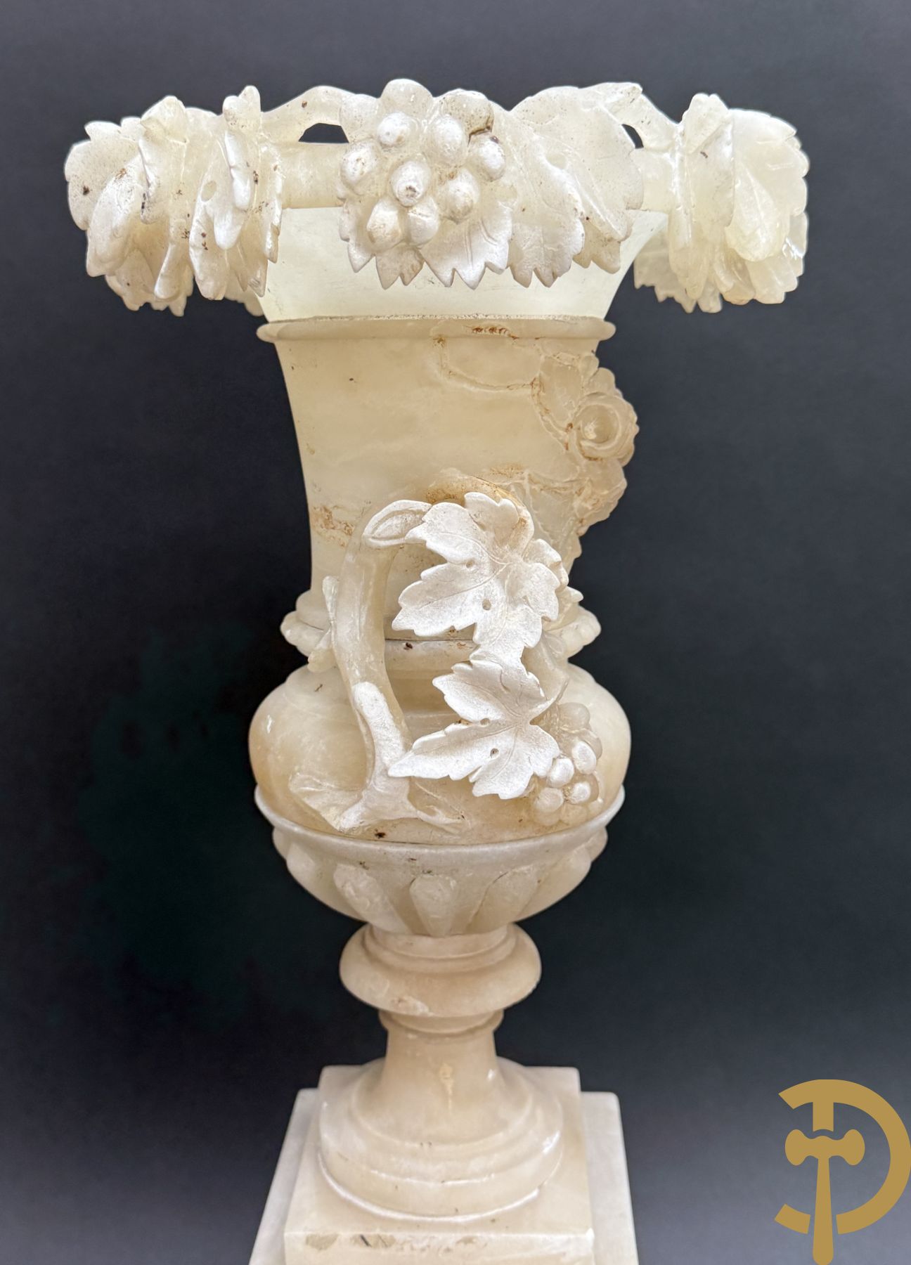 Paar handgesculpteerde albasten vazen met bloemen- en accanthusranken