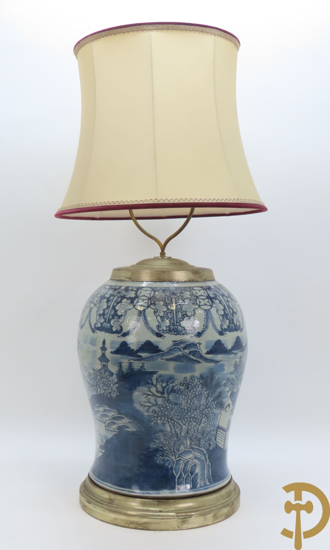 Chinese porseleinen potiche omgebouwd als lampadaire met geanimeerd landschapsdecor