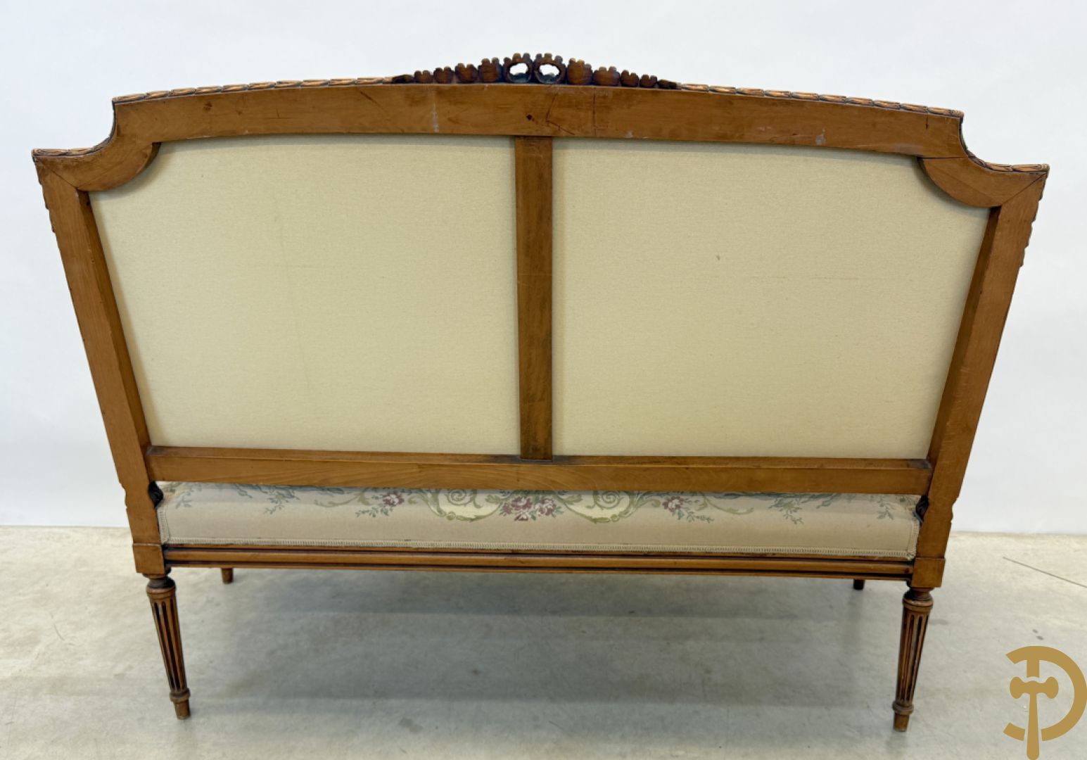 Vijfdelig notelaren Louis XVI salonensemble bestaande uit canapé, 2 armzetels en 2 stoelen