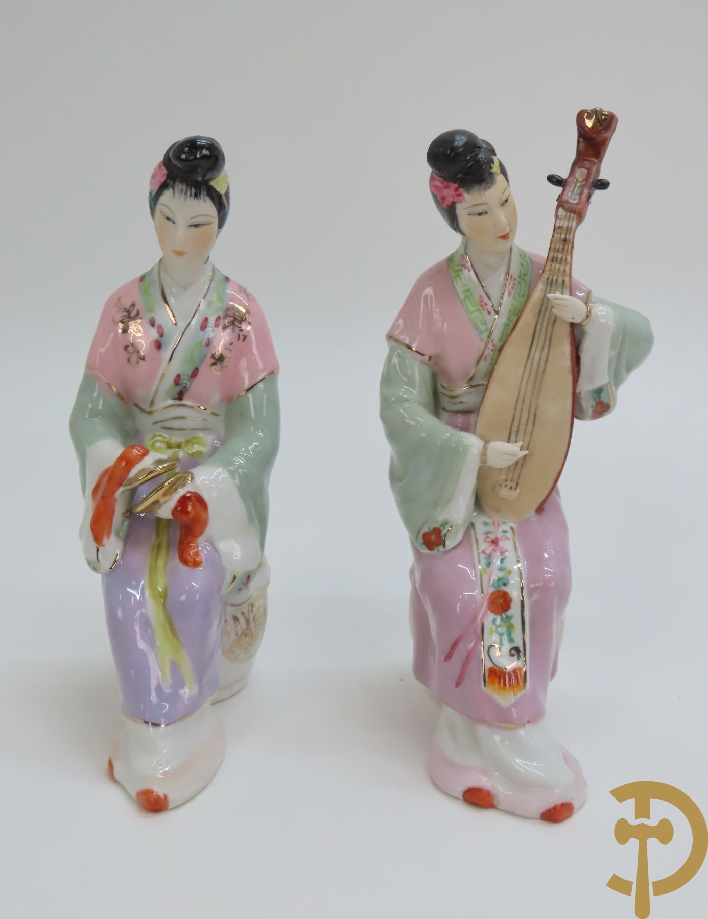 Twee porseleinen Japanse bloempothangers met geanimeerd landschapsdecor + 2 porseleinen Aziatische musicerende dames + steensculptuur met goudpoeder + blauw/wit theekannetje