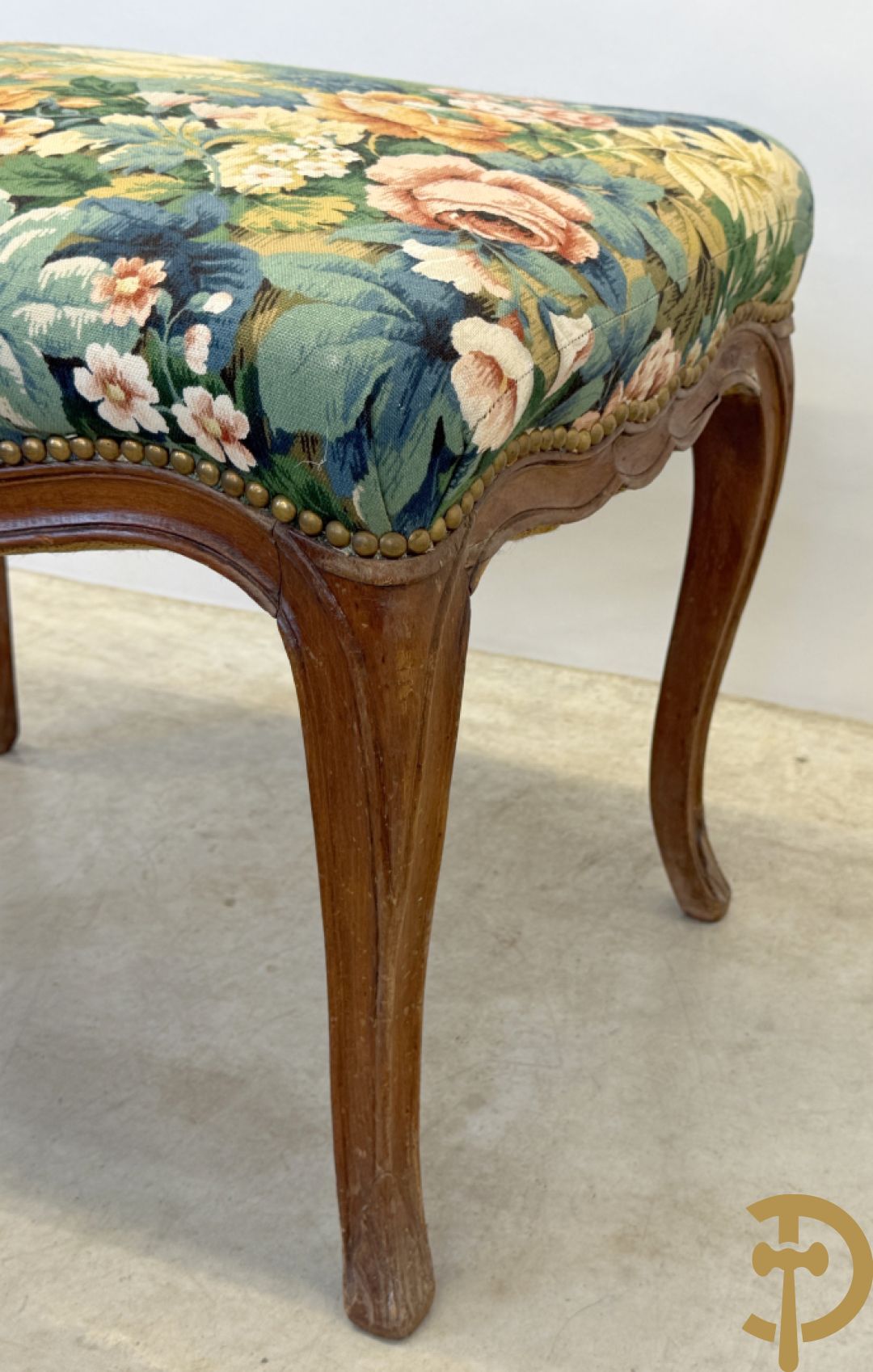 Vier notelaren armzetels bekleed met bloemenstof, met gezwaaide armleuningen op voluutvormige poten + bijhorend voetbankje