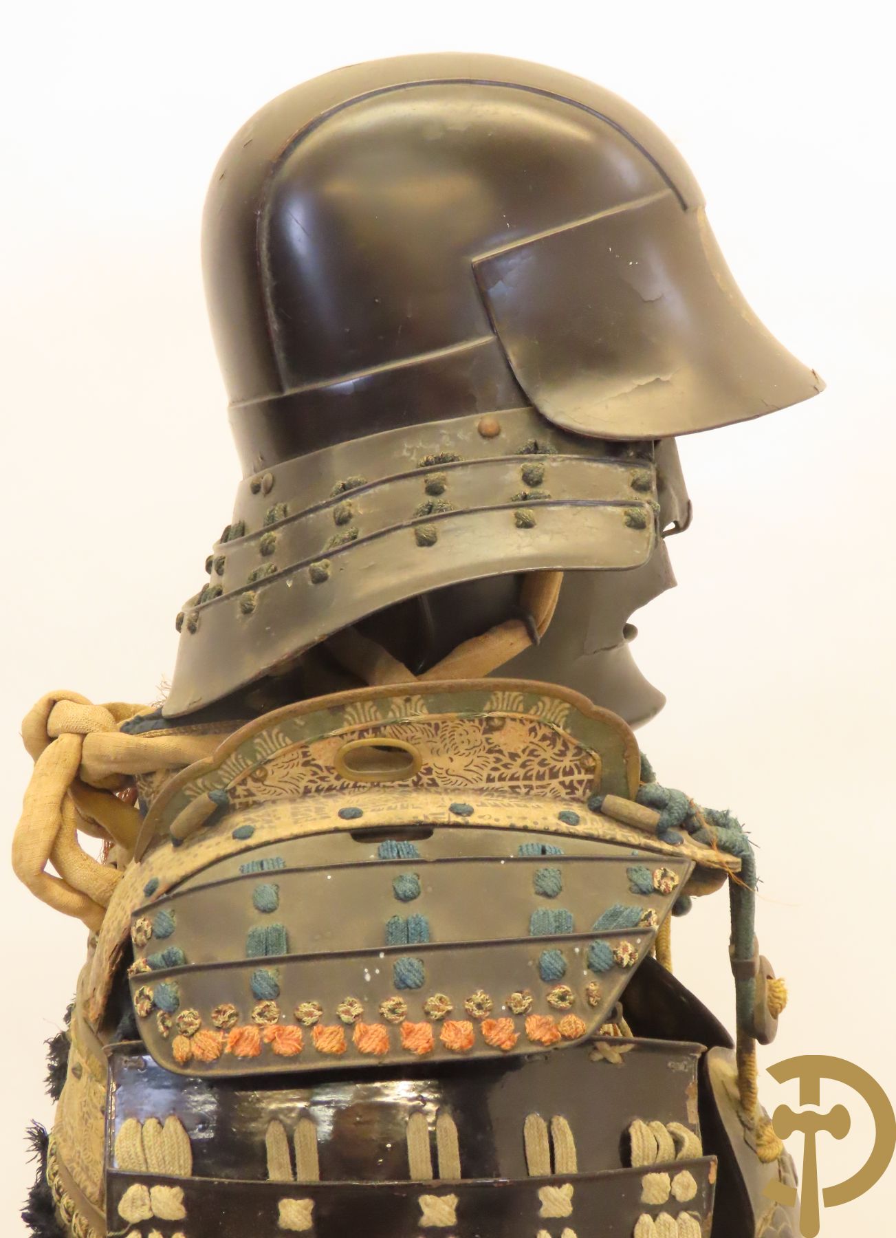 Aziatische antieke samurai uitrusting met helm gemonteerd op statief - type Okegawa Gusoku van ijzer en Kusari in leder.