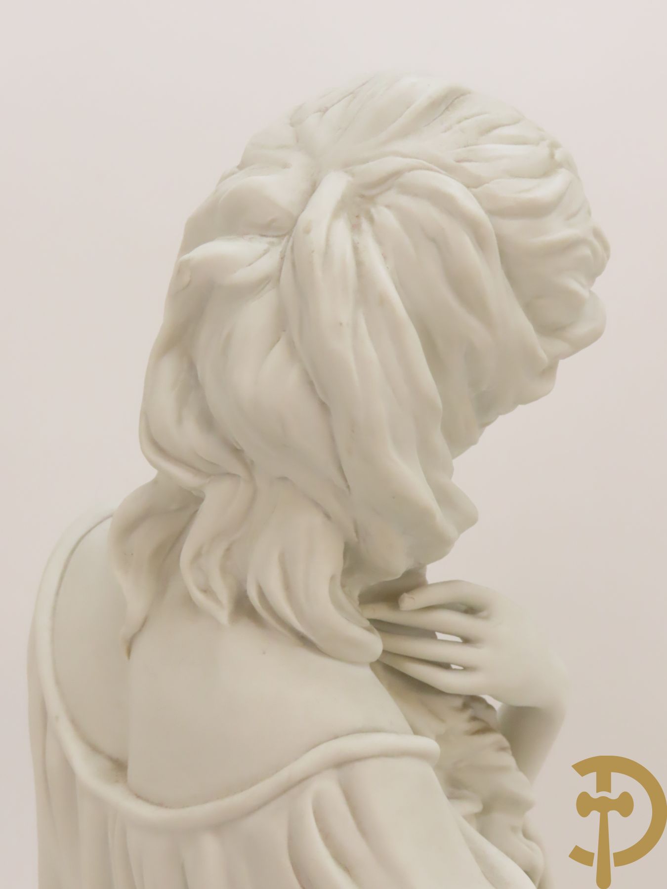 Drie beelden in Capo di Monte porselein : dame met lang haar, jongeman met vis en koppel op bank