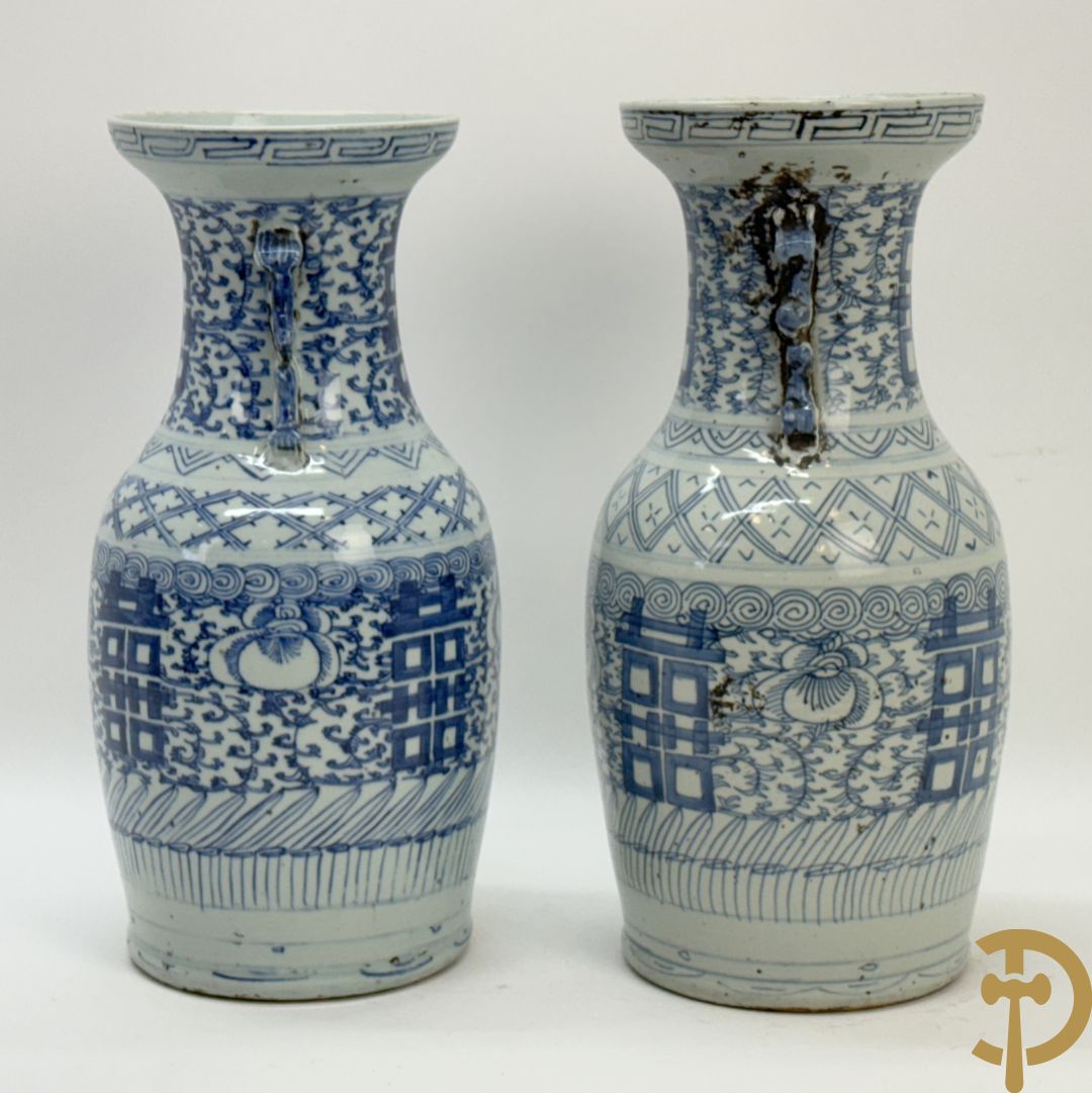 Paar blauw/witte Chinese porseleinen vazen met tekens en accanthusranken, 19e
