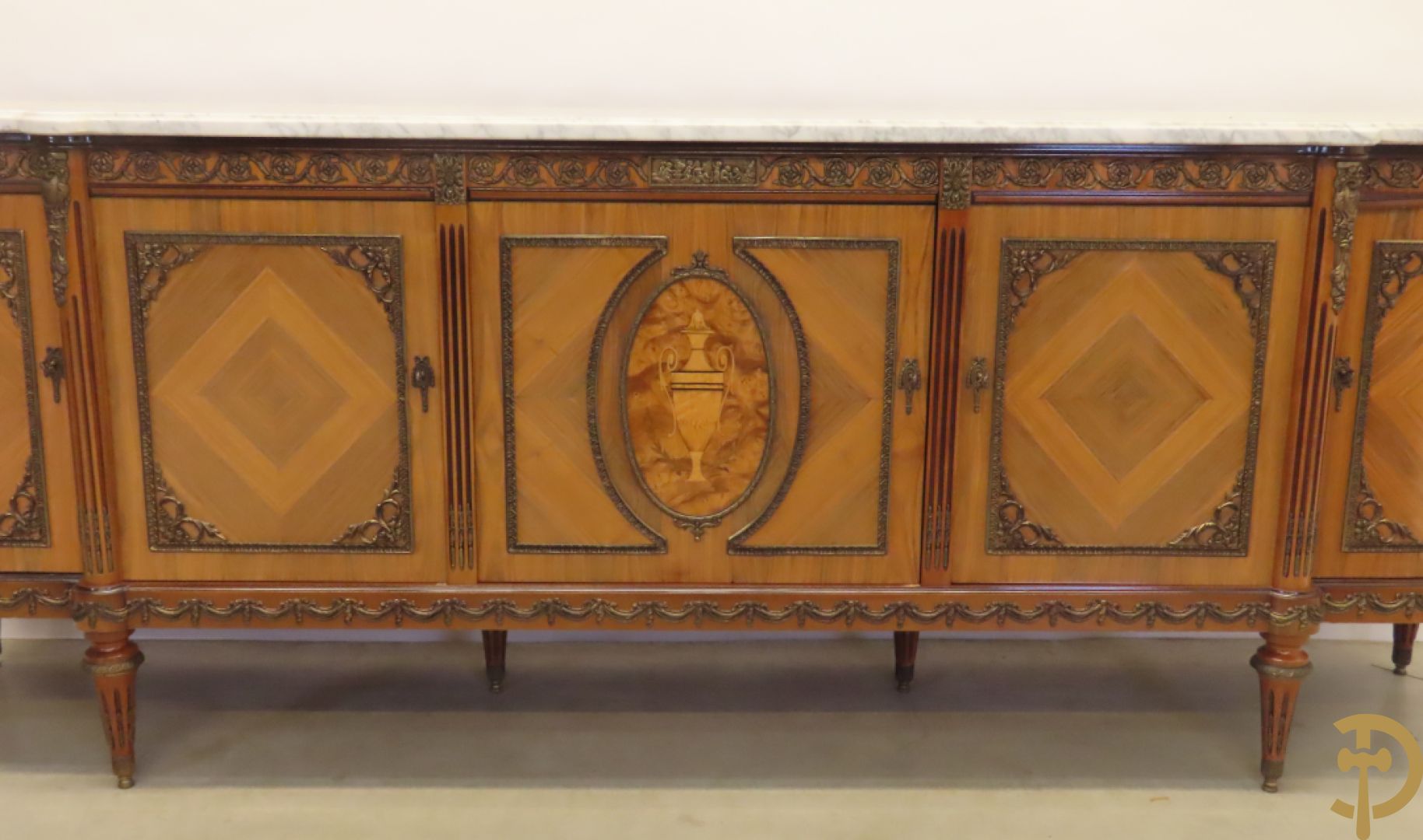 Notelaren eetkamer Louis XVI stijl bestaande uit vijfdeursdressoir met bloemenmarquetterie, bronsbeslag en wit marmeren blad, ovale uittrekbare tafel, 6 stoelen met leder bekleed en gegalbeerde vitrine met geslepen ruitjes