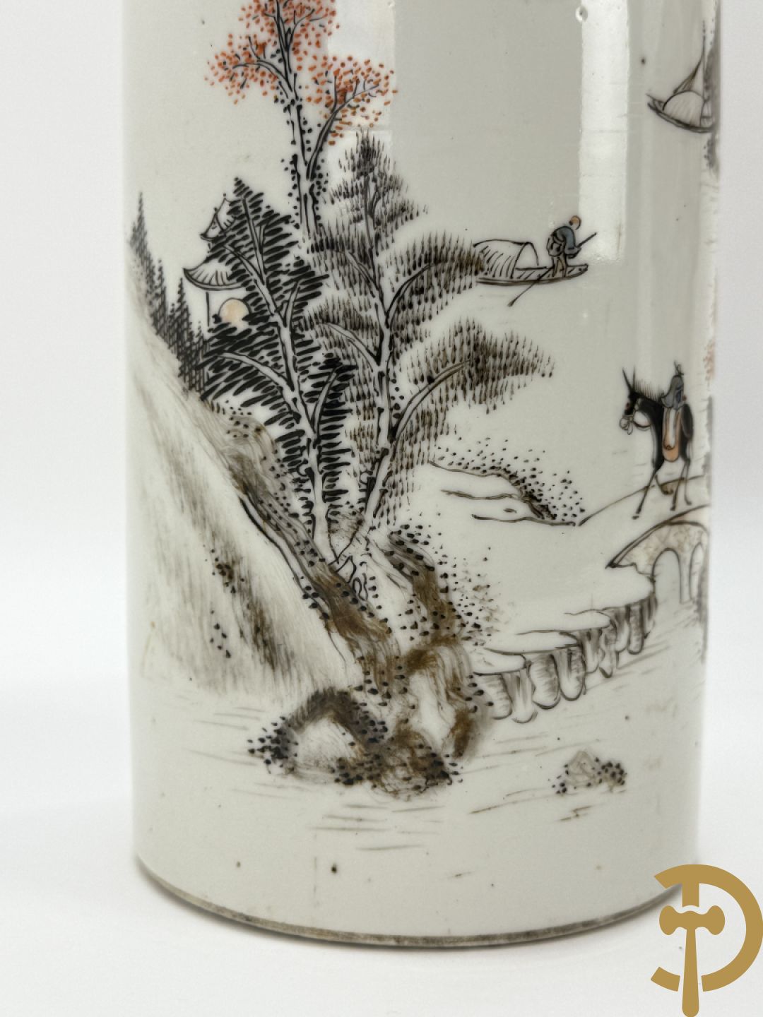 Chinees porseleinen vaasje met wijsgerendecor + Chinese porseleinen rolvaas met decor van ezel in berglandschap