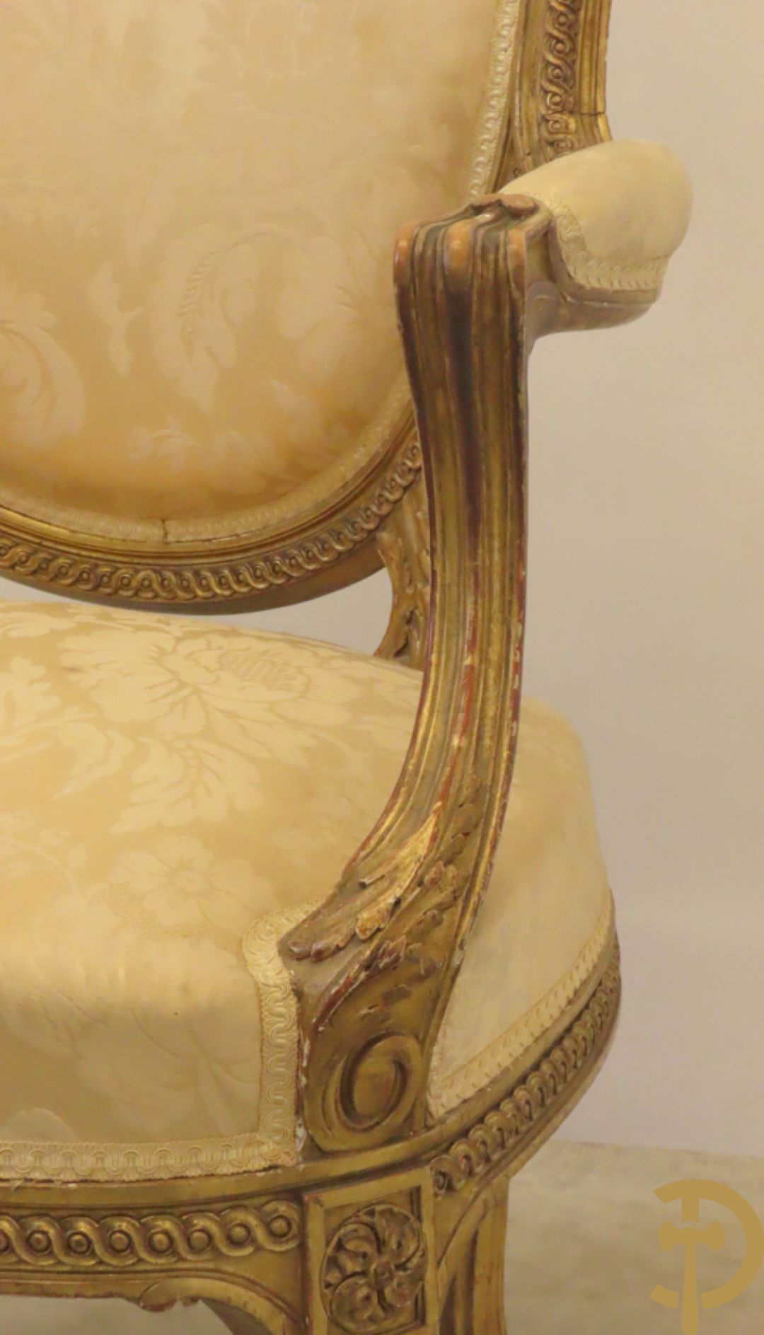 Vergulde armzetel met ovale medaillon bezet met bloemendecor, Louis XVI stijl, 19e