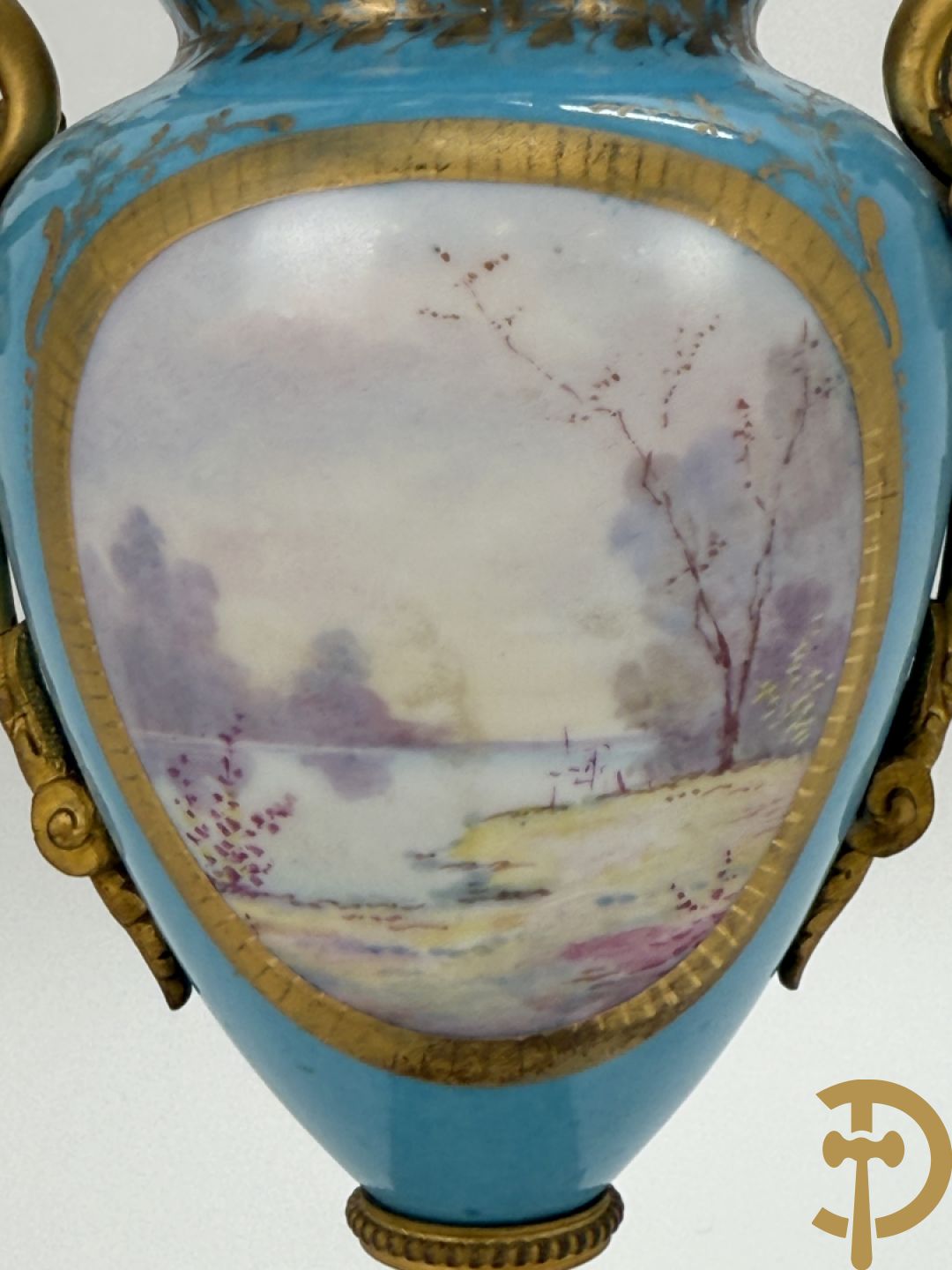 Paar Sèvres cassolettes met handbeschilderd romantisch decor van dame met cupido en landschapsdecor - met vergulde bronzen vierarmige kandelaar, Feccotte V. getekend