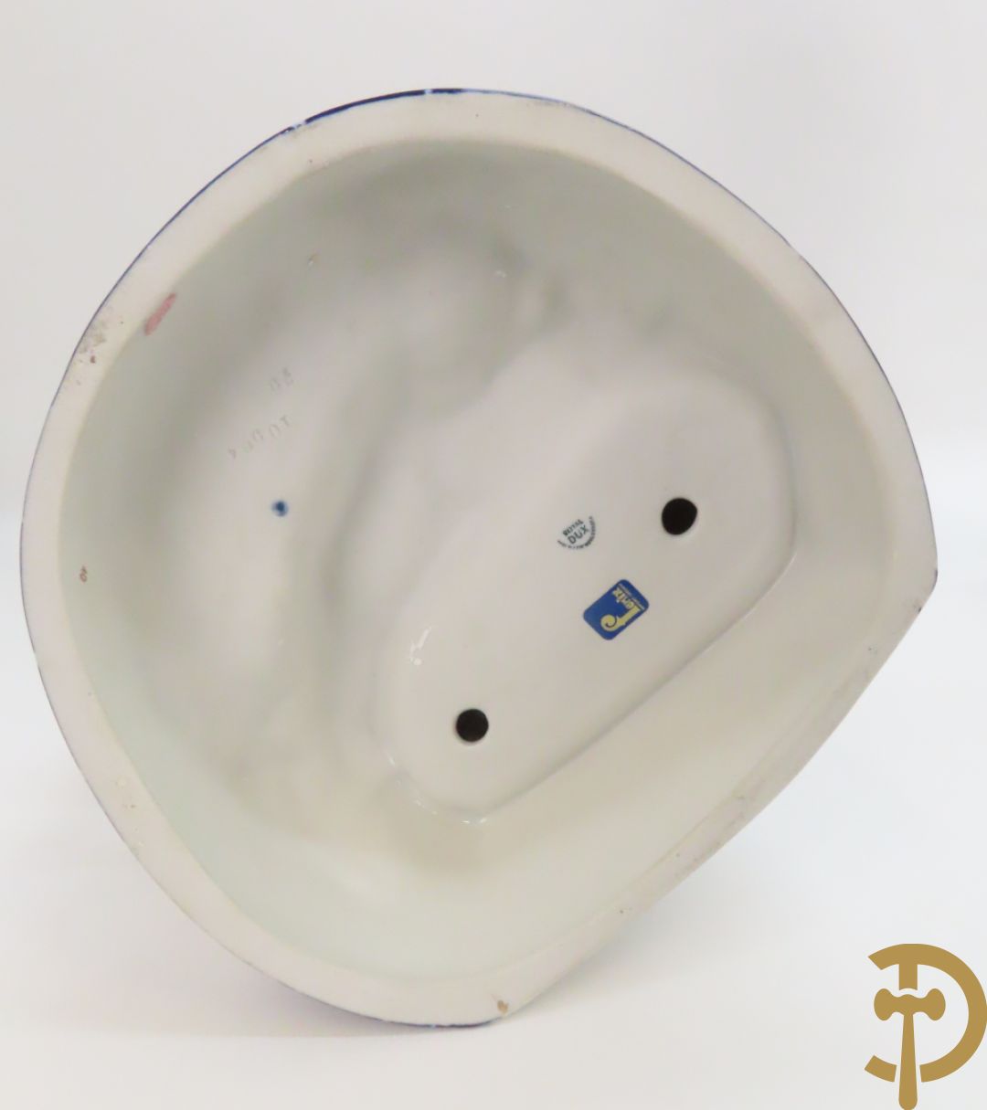 Paar Royal Dux personages van dame en heer bij de waterkraan, onderaan gemerkt en genummerd 10965 en 10563