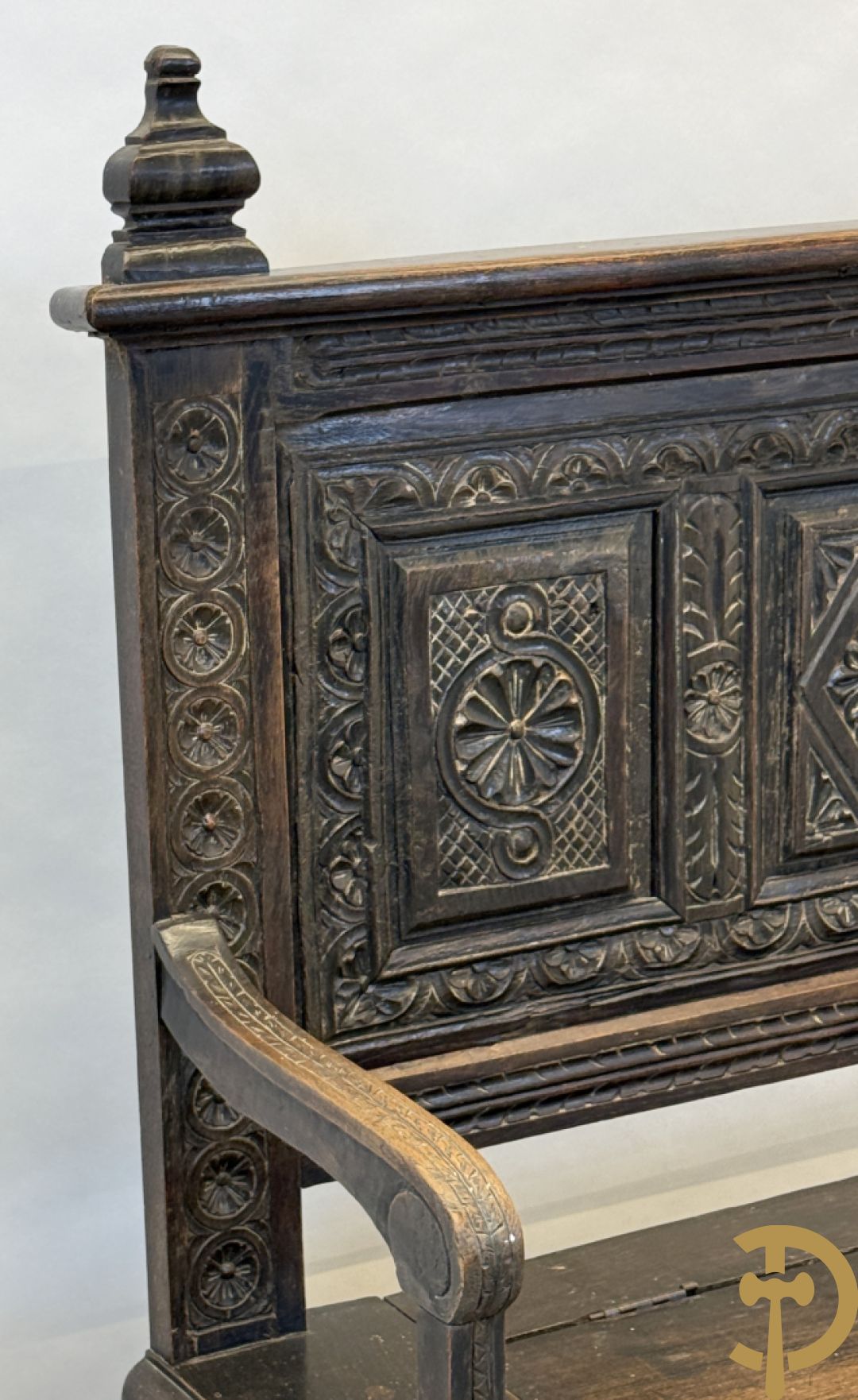 Massief eiken Engelse hall bank met gesculpteerde motieven