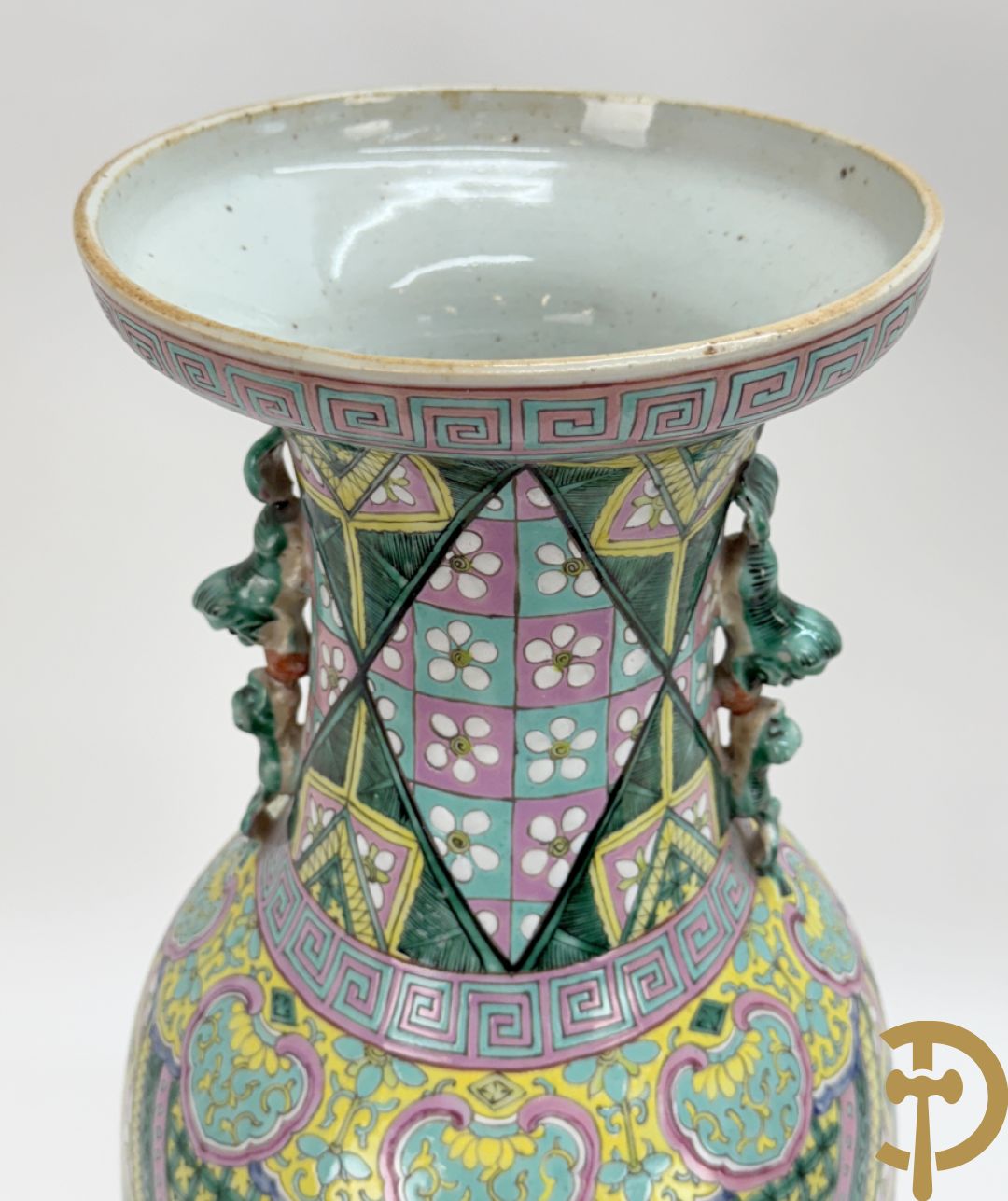 Chinese porseleinen vaas met ruitvormen en geometrische patronen, bovenaan met fo honden bezet