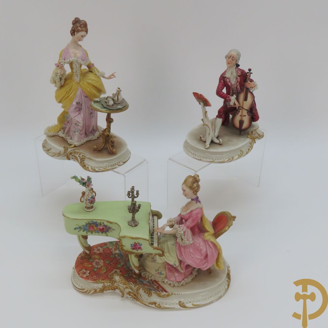 Drie porseleinen sierstukken 'Elegante dame bij piano', 'Cellist' en 'Dame bij de koffietafel' - Capo di Monte S. Bellaire