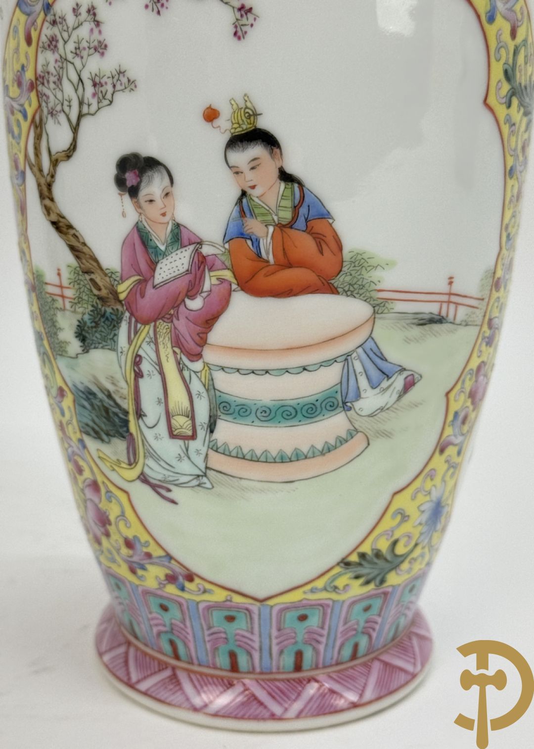 Chinese porseleinen rolvaas met damesdecor, getekend + Chinese porseleinen republieksvaas met damesdecor
