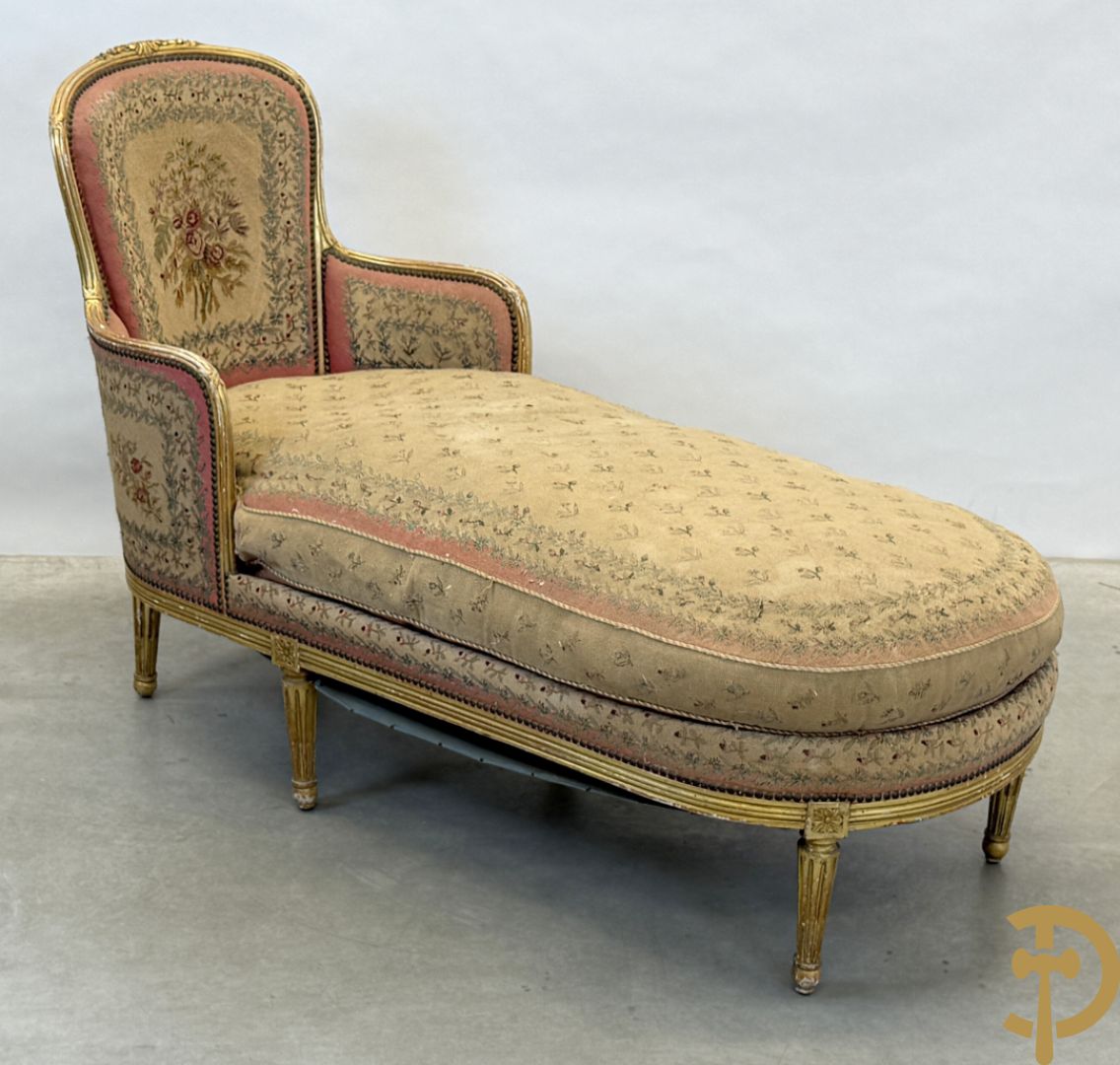 Vergulde Louis XVI chaise longue bezet met petit points met bloemendecor