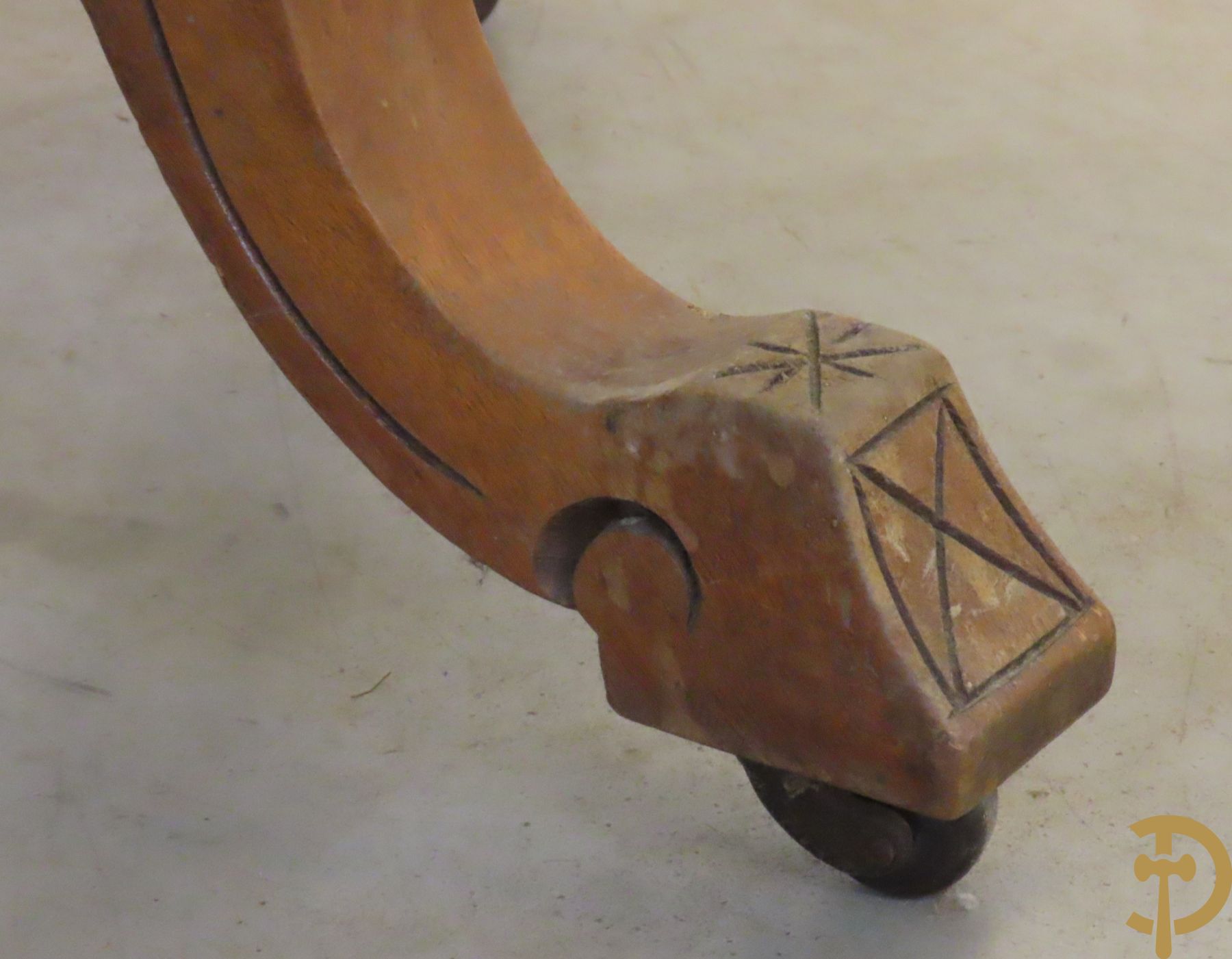 Achthoekige bijzettafel met marqueterie op vierpikkel