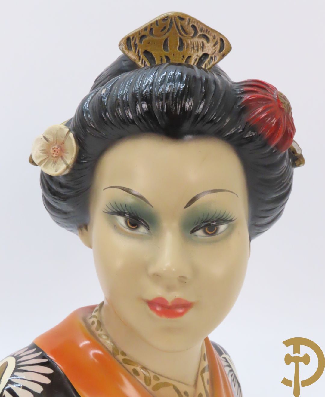 Gipsen damesbuste van Japanse schone op marmeren sokkel