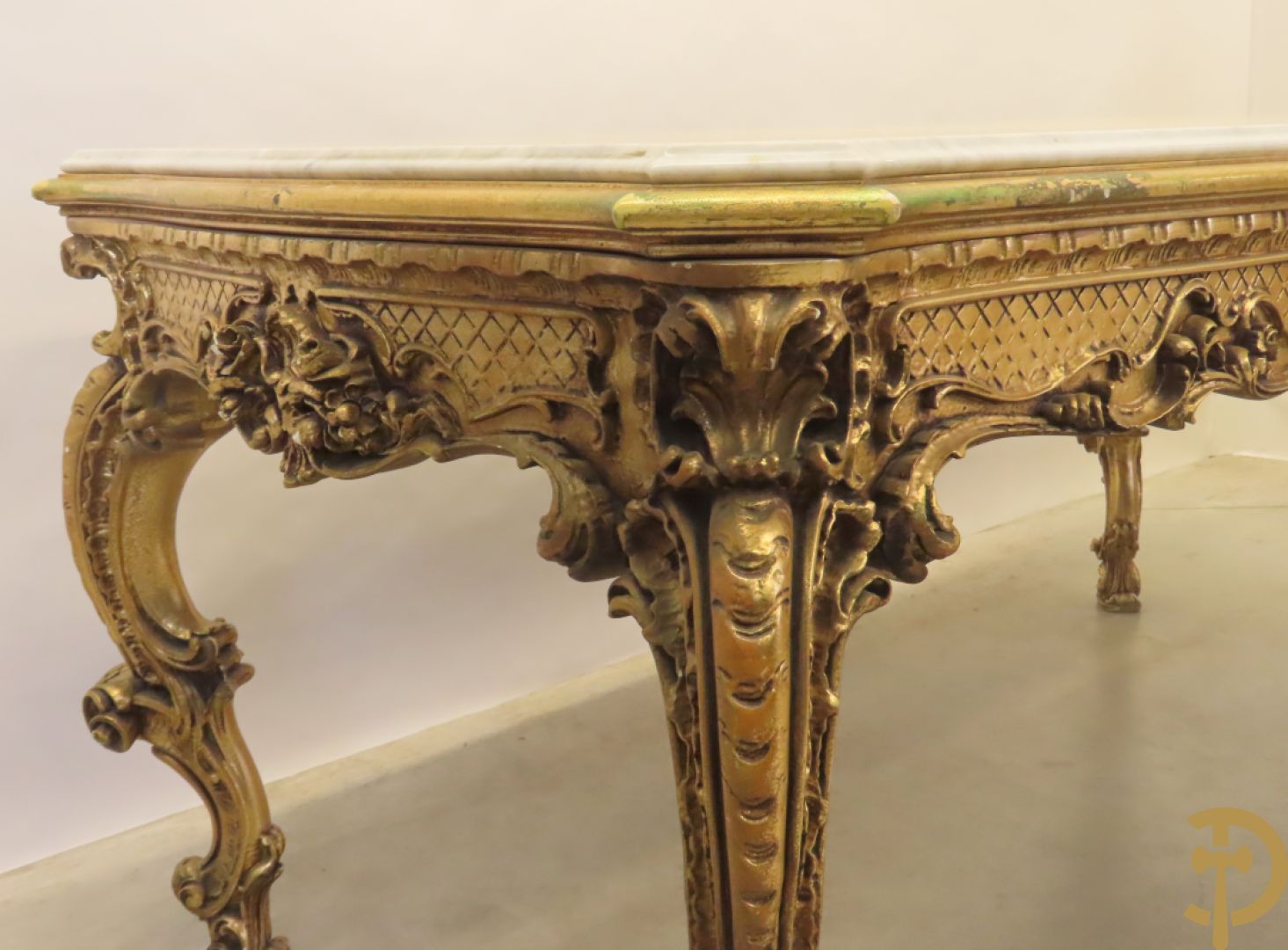 Uitzonderlijke vergulde Louis XV eetkamer bestaande uit vijfdeursdressoir met voluutvormige accanthusranken en rocailles, beschilderd met bloemenmotieven en centraal tafererel met hoornen des overvloeds + bijhorende spiegel vergulde tafel op voluutvormige poten met zes bijhorende stoelen + vitrine met accanthusranken en centrale deur, op voluutvormige poten