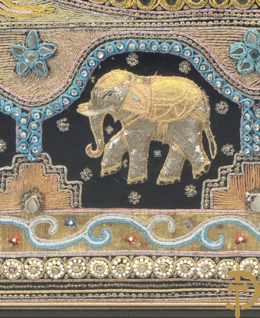 Groot Thais handgemaakt tafereel met boedhistische figuren en paradijsvogel