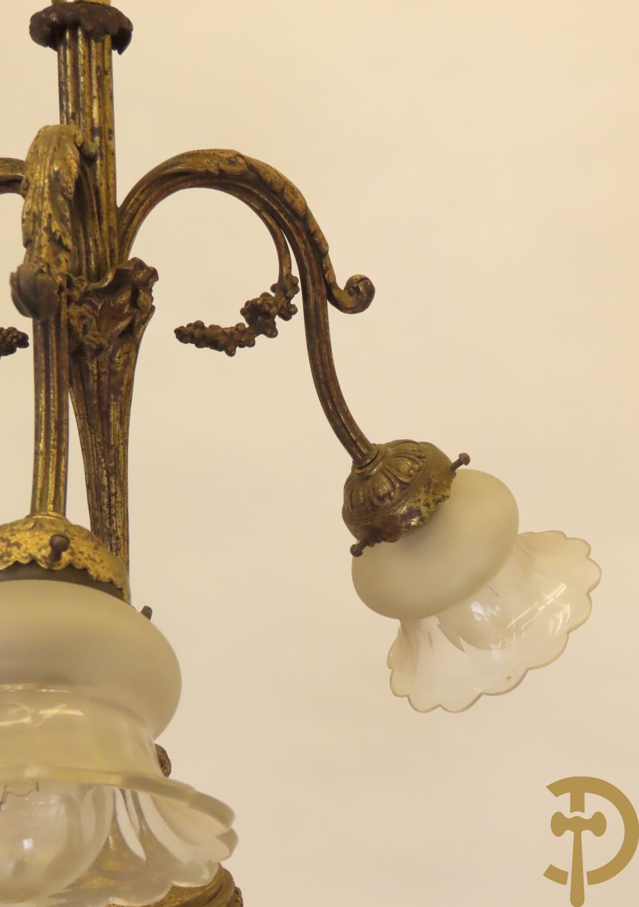 Paar bronzen vierarmige luchters met accanthusranken