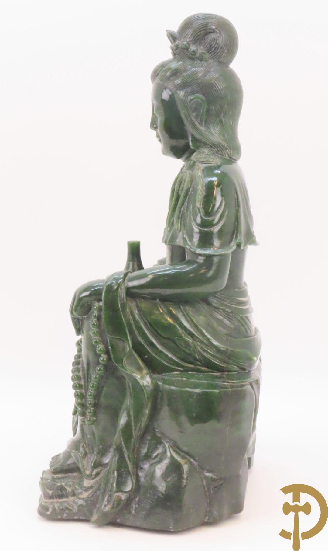 Handgesculpteerde geisha met flesje in de hand in groene jade