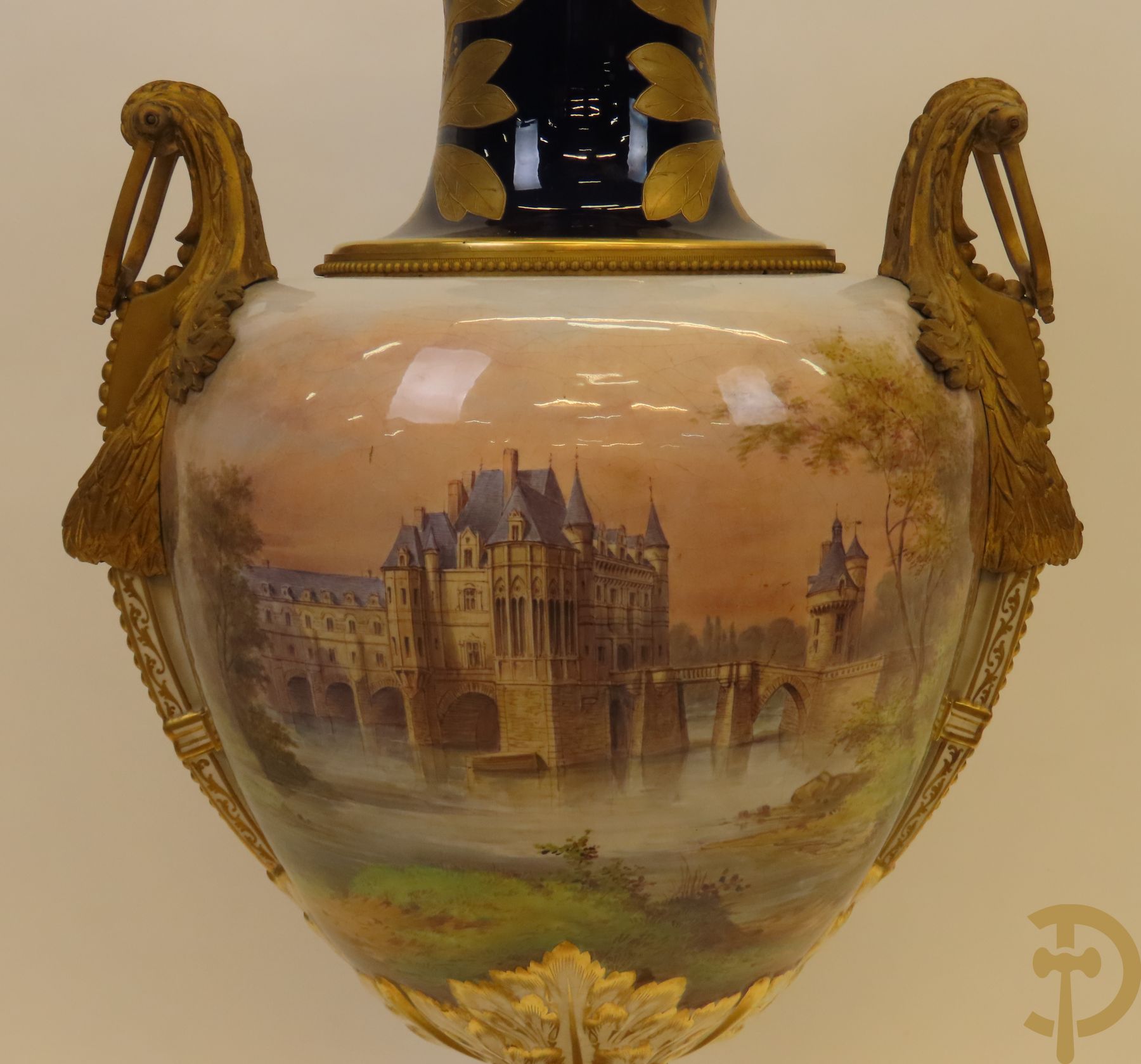 Grote porseleinen Sèvres vaas met dubbel decor van cavalerie, slagveldtaferelen en zicht op kasteel, DESPREZ H. getekend in het decor - bovenaan met verguld decor en zijdelings met bronzen oren en accanthusranken - deksel met Sèvres merkteken - op vierkante bronzen sokkel met klauwepoten