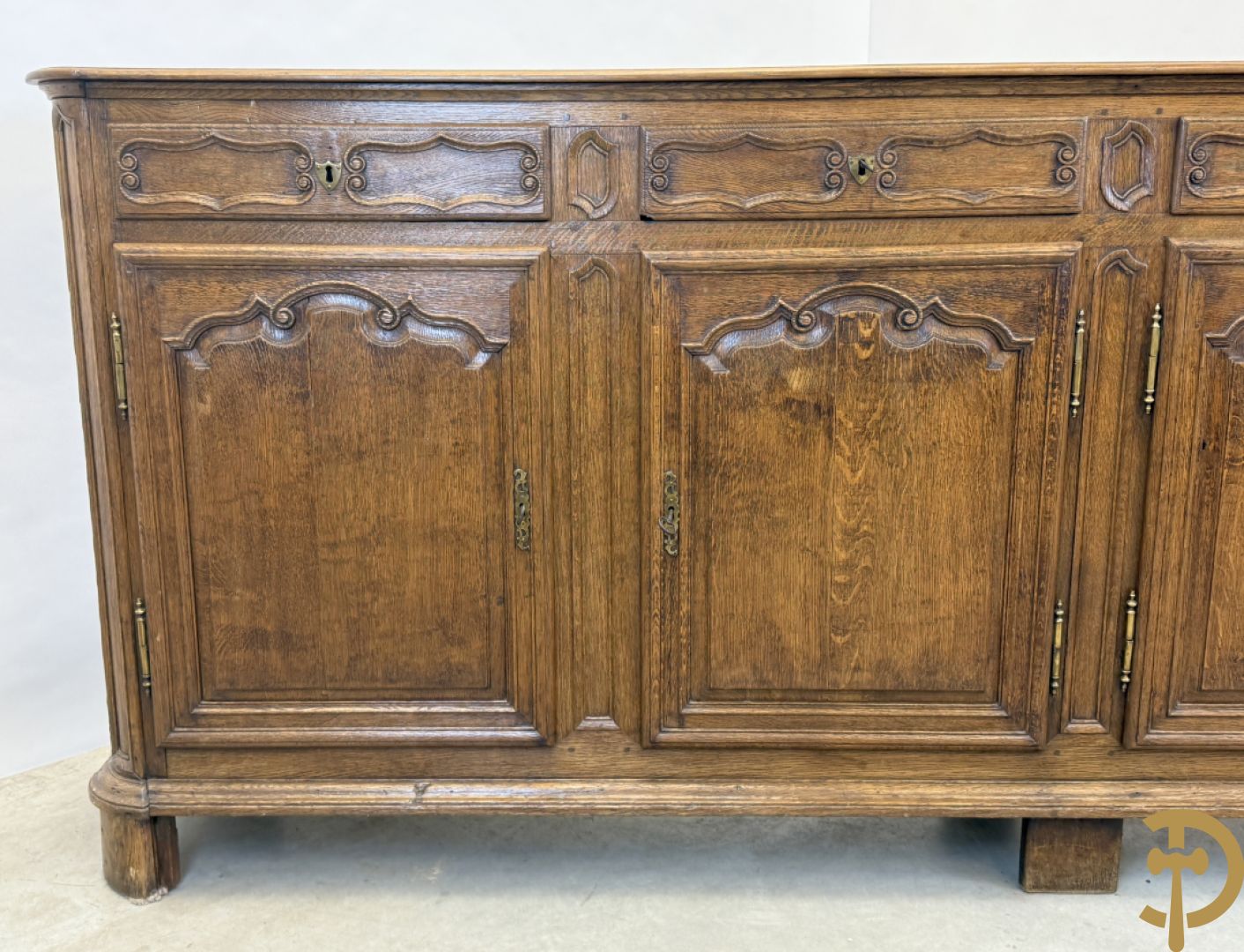 Eiken dressoir met 4 deuren, 4 lades en afgestoken Louis XV panelen