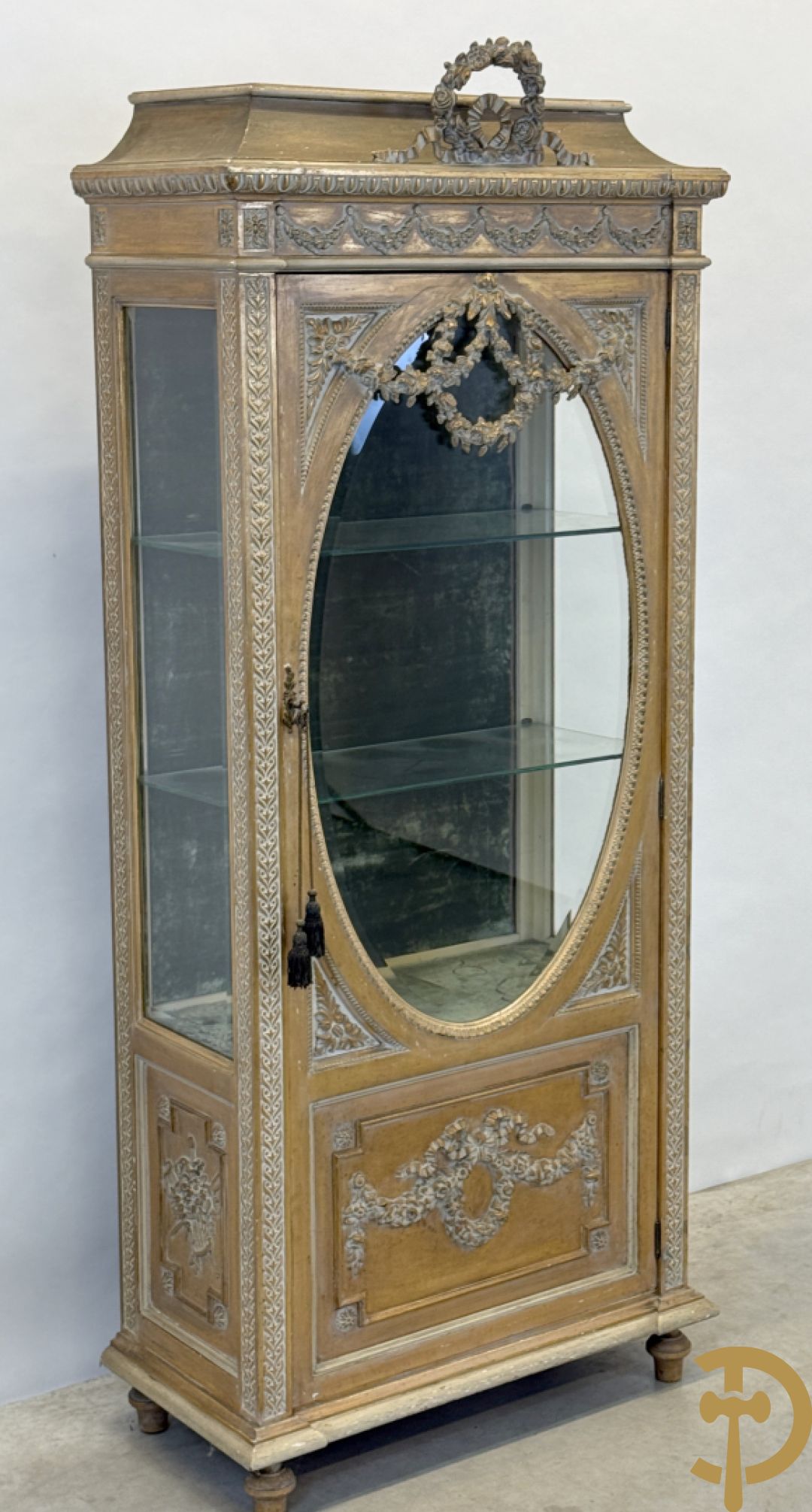 Vergulde ééndeursvitrine met geslepen ruiten, guirlandes en rocailles, bovenaan bekroond met bloemenkrans, Louis XVI stijl