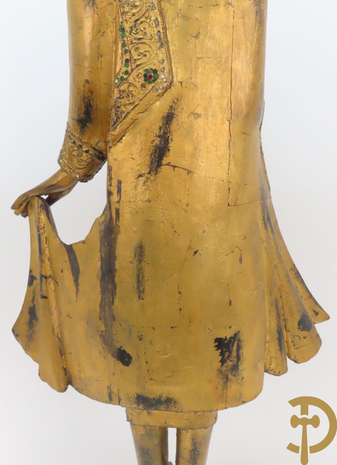 Grote staande vergulde houtgesculpteerde boedha +vergulde  zittende houten boedha met edelsteentjes