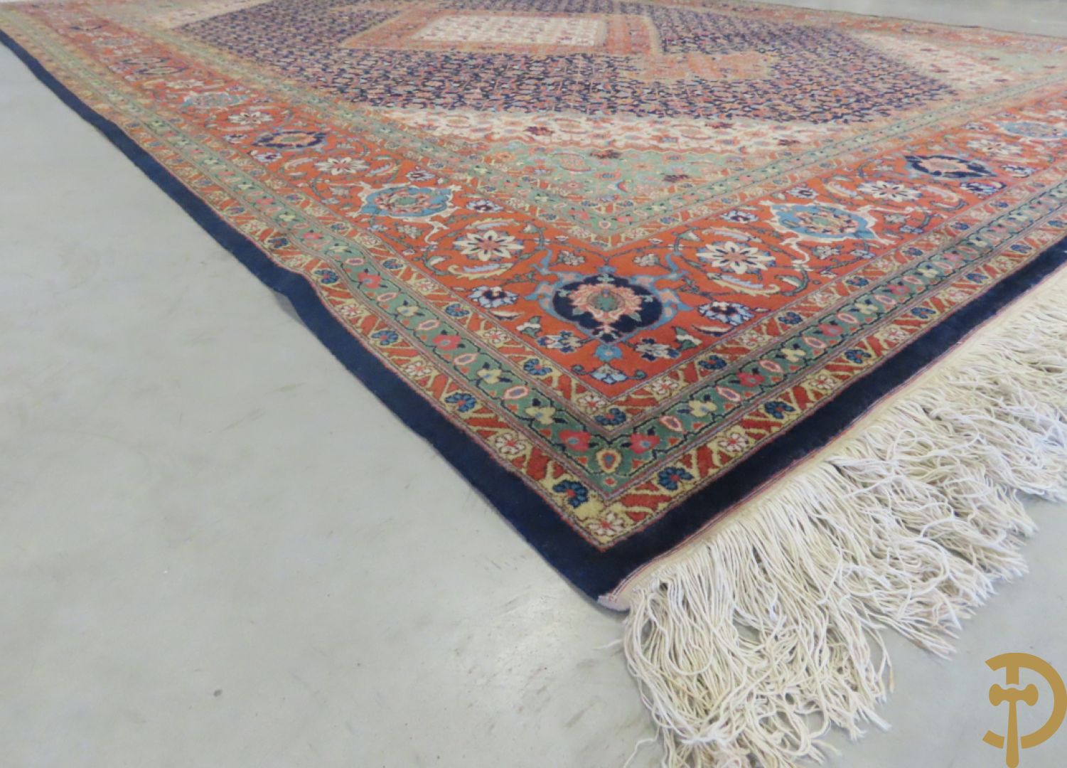 Oosters handgeknoopt tapijt met centraal decor op blauwe fond met bloemenmotieven