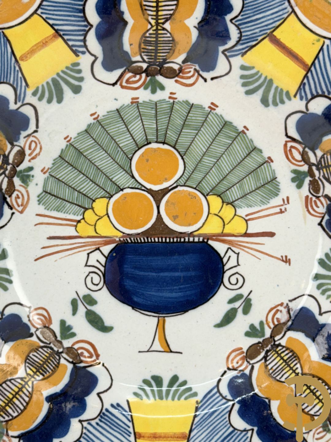 Paar Delftse meerkleurige pauwenstaartbordjes, achteraan gemerkt