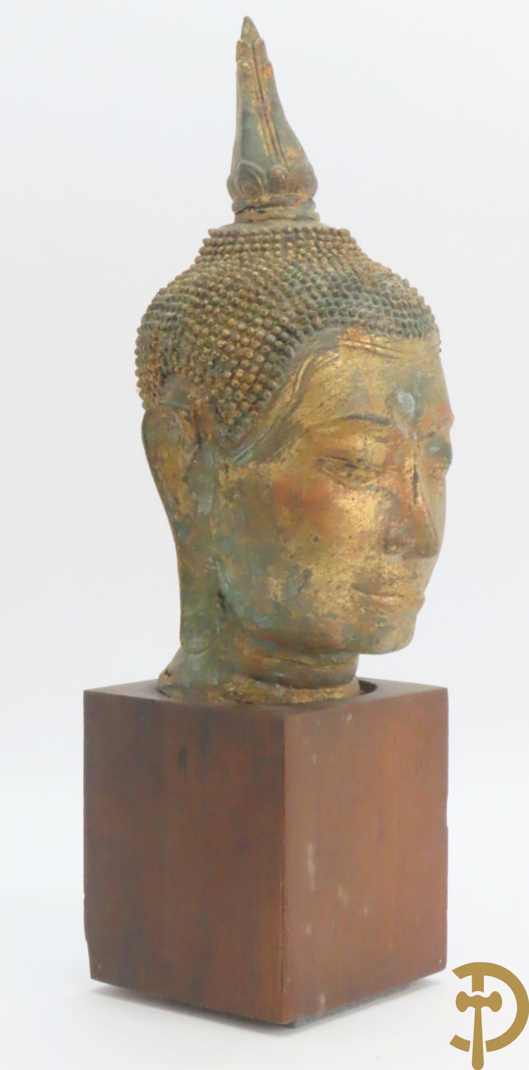 Koperen boedhahoofd op houten sokkel