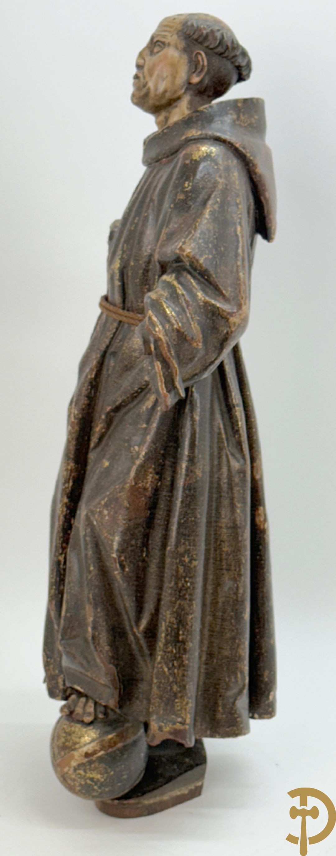 Gepolychromeerde houtsculptuur van Sint Antonius steunend met linkervoet op wereldbol