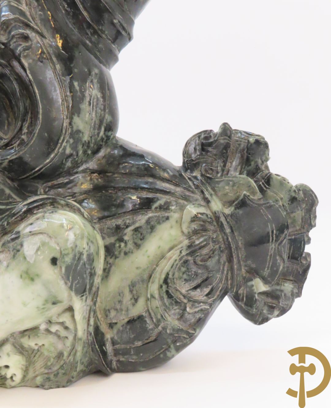 Zittende lachende boedha met kralenkrans en fo hond in gesculpteerde tweekleurige nefriet