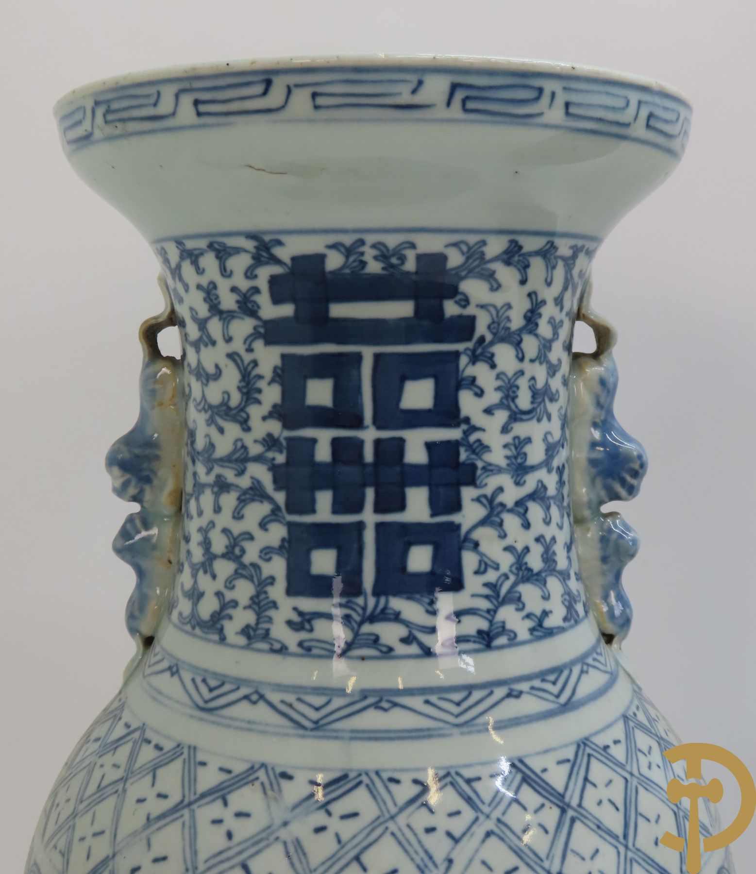 Twee Chinese porseleinen vazen met blauw/wit decor en Chinese tekens