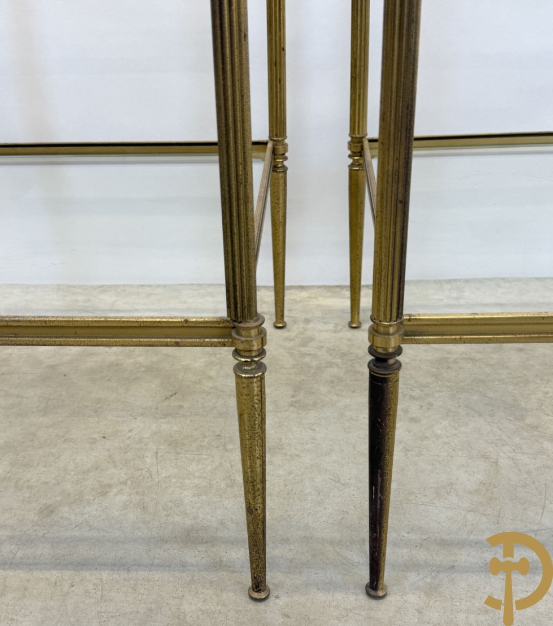 Paar koperen bout de canapé bijzettafels + koperen étagèretafel met gefumeerd glas