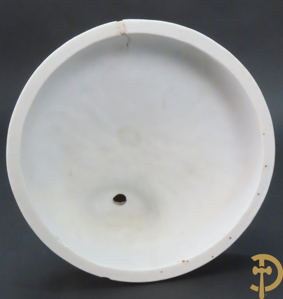 Paar grote witte biscuits van elegant koppel, onderaan gemerkt AM