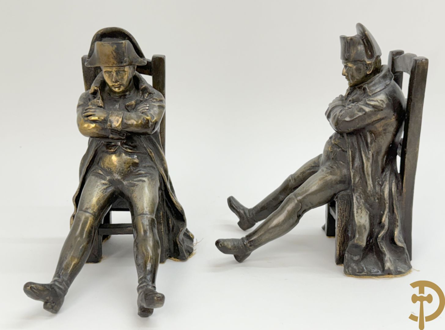 Paar boekensteunen met Napoleon zittend op stoel in zamak