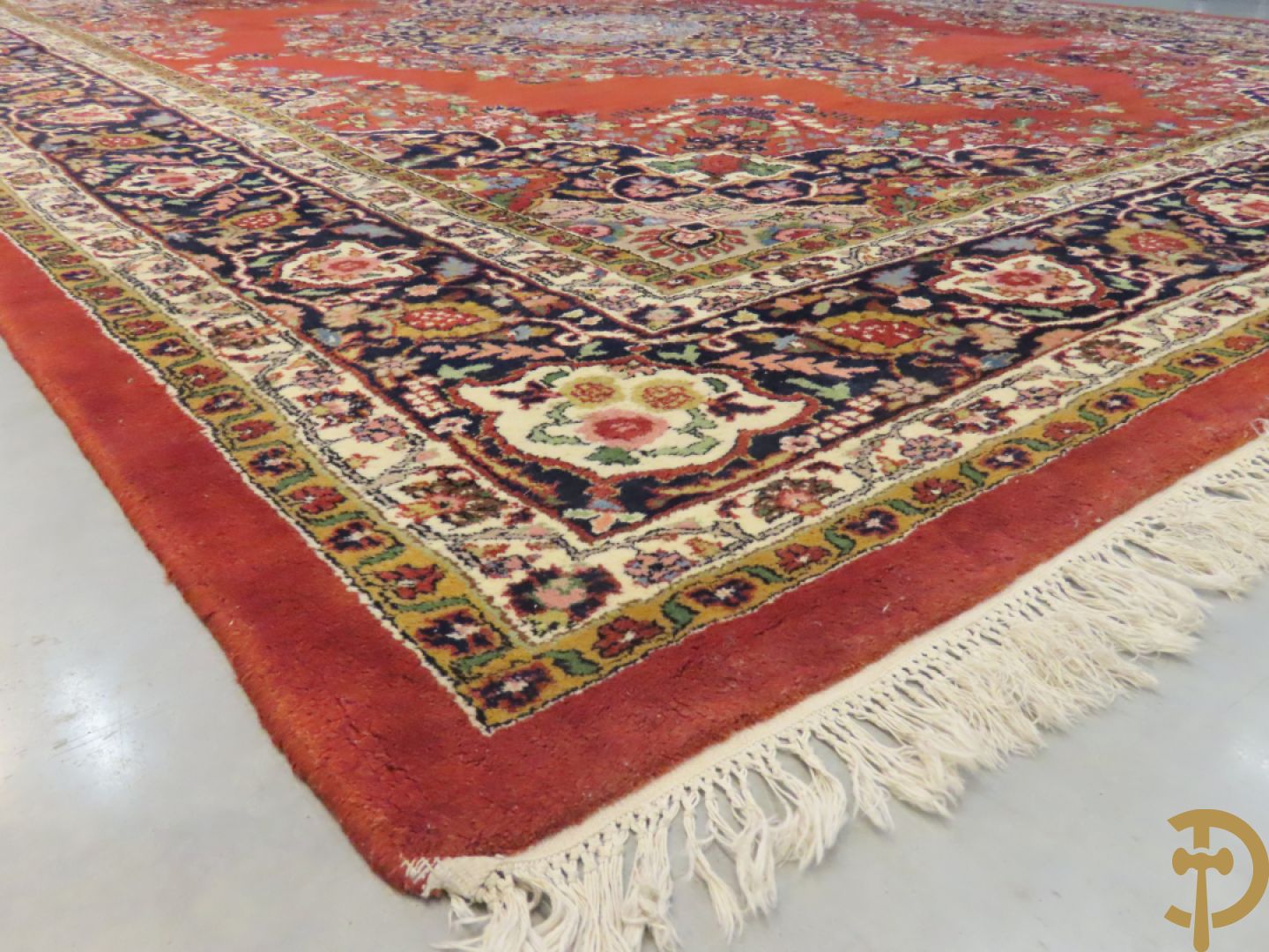 Oosters handgeknoopt tapijt met centraal medaillon en bloemenmotieven op rode fond, Tabriz