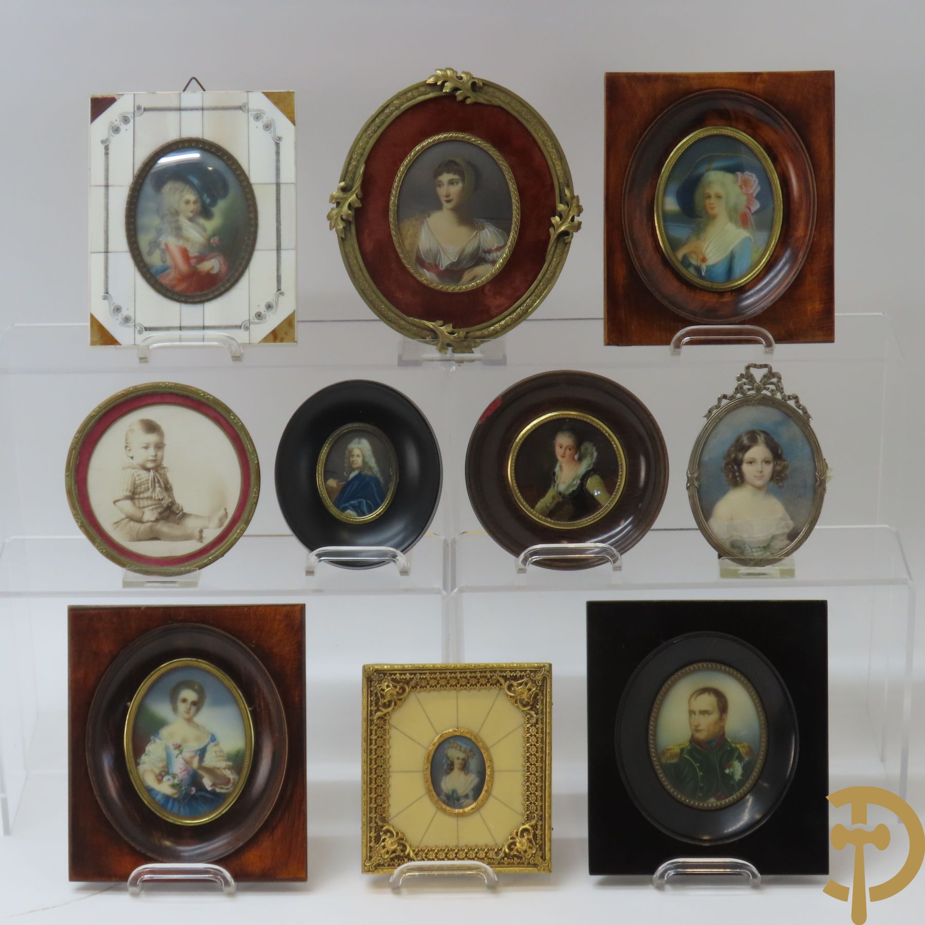 Reeks van 8 miniaturen van edeldames, waarvan 1 getekend van Nattier en 1 van Gainsbourogh + 2 ovale kadertjes