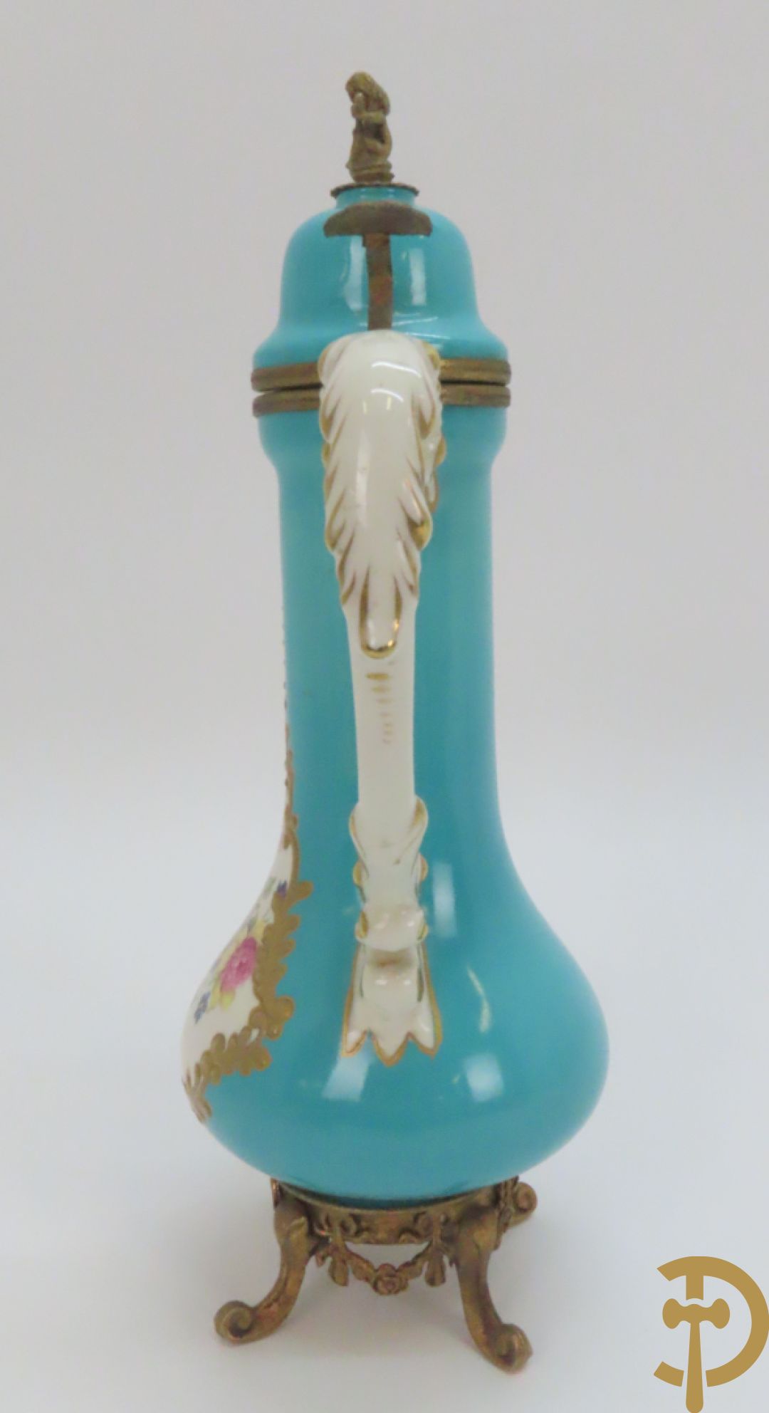 Driearmige porseleinen kandelaar met bloemenmotieven, onderaan gemerkt Plaue + porseleinen coupe Plaue + Limoges schenkkan met bloemendecor