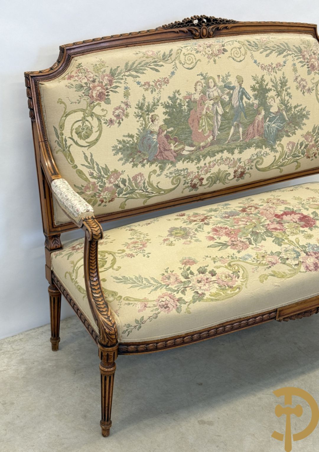 Vijfdelig notelaren Louis XVI salonensemble bestaande uit canapé, 2 armzetels en 2 stoelen