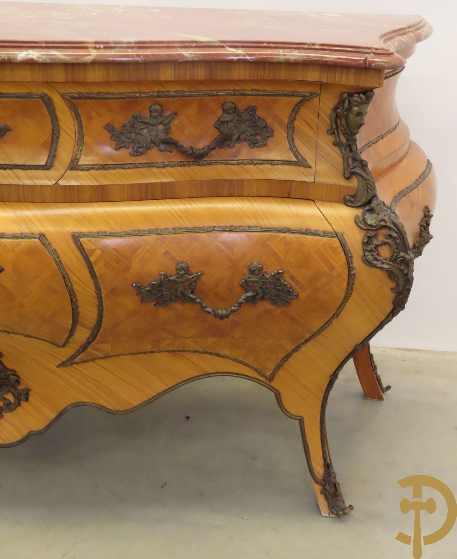 Notelaren gemarketteerde en gegalbeerde vierladencommode bezet met bronsbeslag en mazarinkoppen - met rouge belge marmeren blad