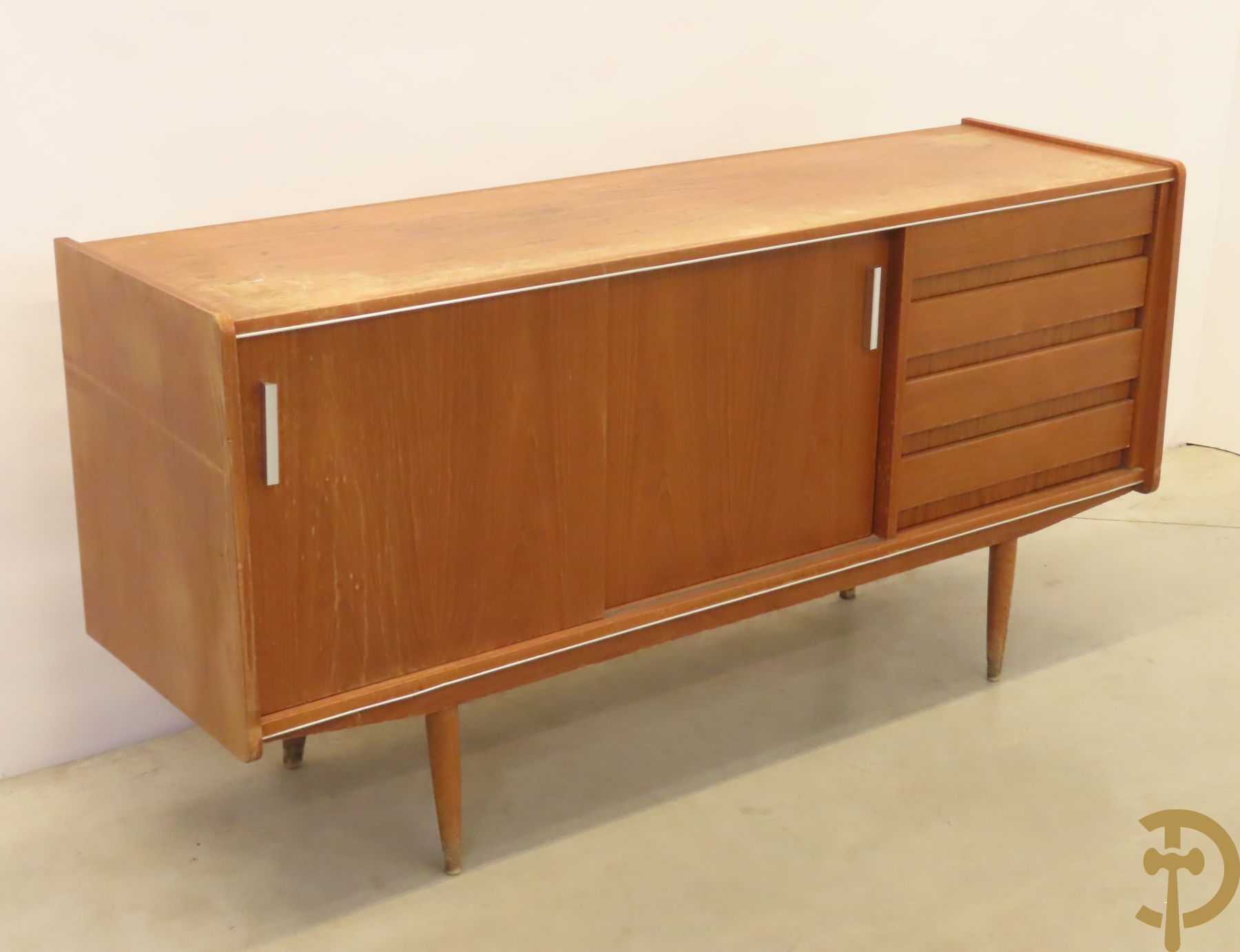 Vintage side board met 4 lades rechts en paar schuifdeuren links