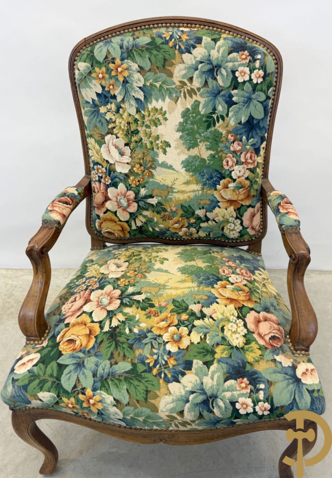 Vier notelaren armzetels bekleed met bloemenstof, met gezwaaide armleuningen op voluutvormige poten + bijhorend voetbankje