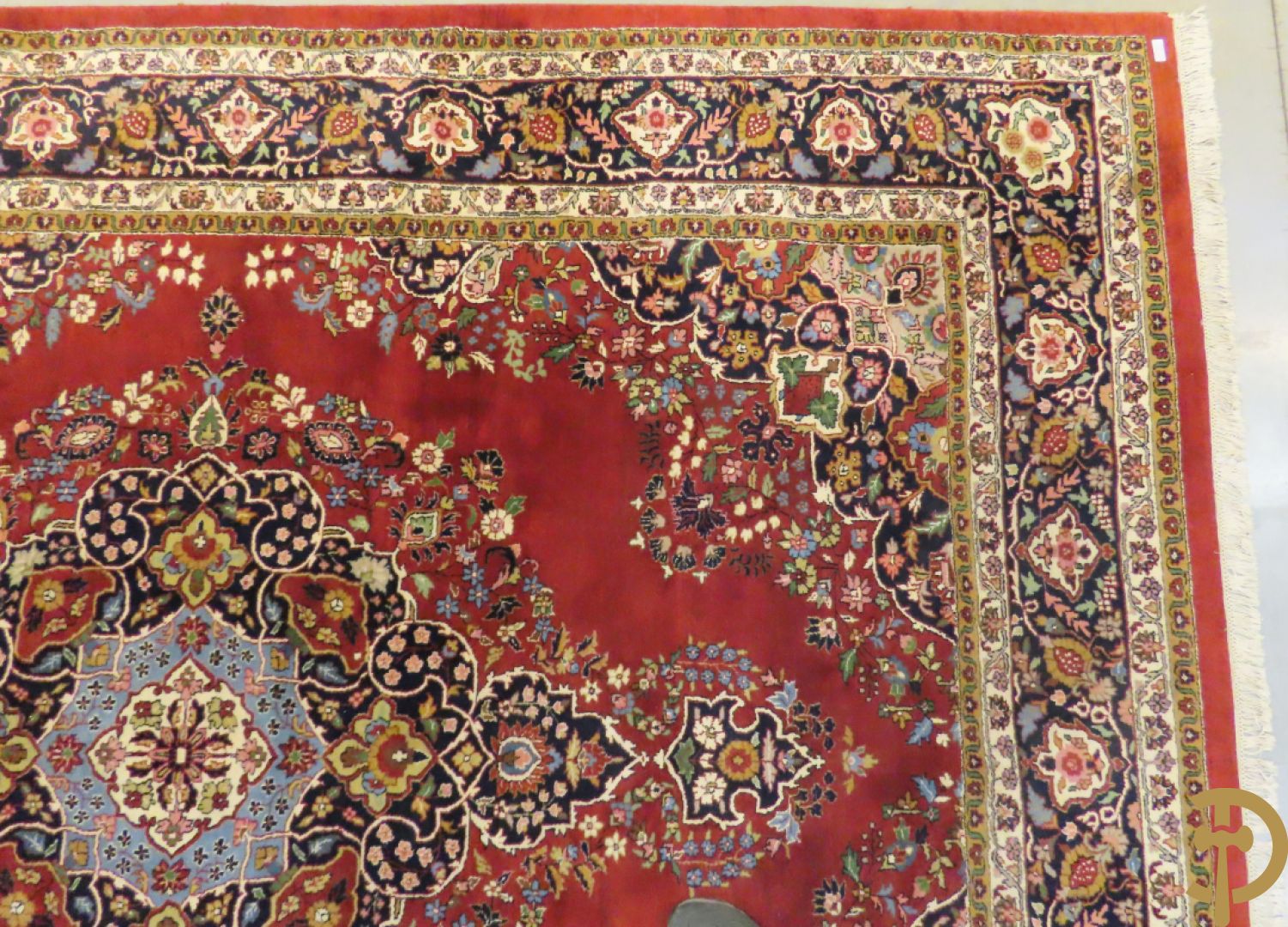 Oosters handgeknoopt tapijt met centraal medaillon en bloemenmotieven op rode fond, Tabriz